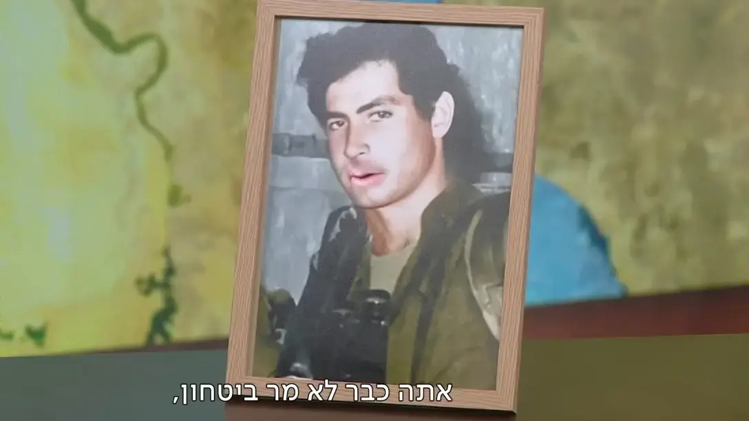 תמונה של בנימין נתניהו בצעירותו שמתעוררת לחיים במערכון של "זהו זה" ששודר בכאן 11 ב-27 במרץ 2025 תמונה של בנימין נתניהו בצעירותו שמתעוררת לחיים במערכון של "זהו זה" ששודר בכאן 11 ב-27 במרץ 2025