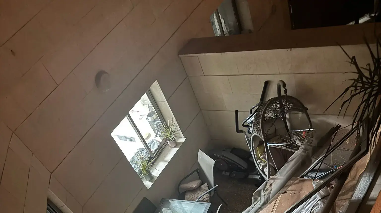 מטען חבלה התפוצץ בבניין מגורים בן 14 קומות בחולון, 28 במרץ 2025