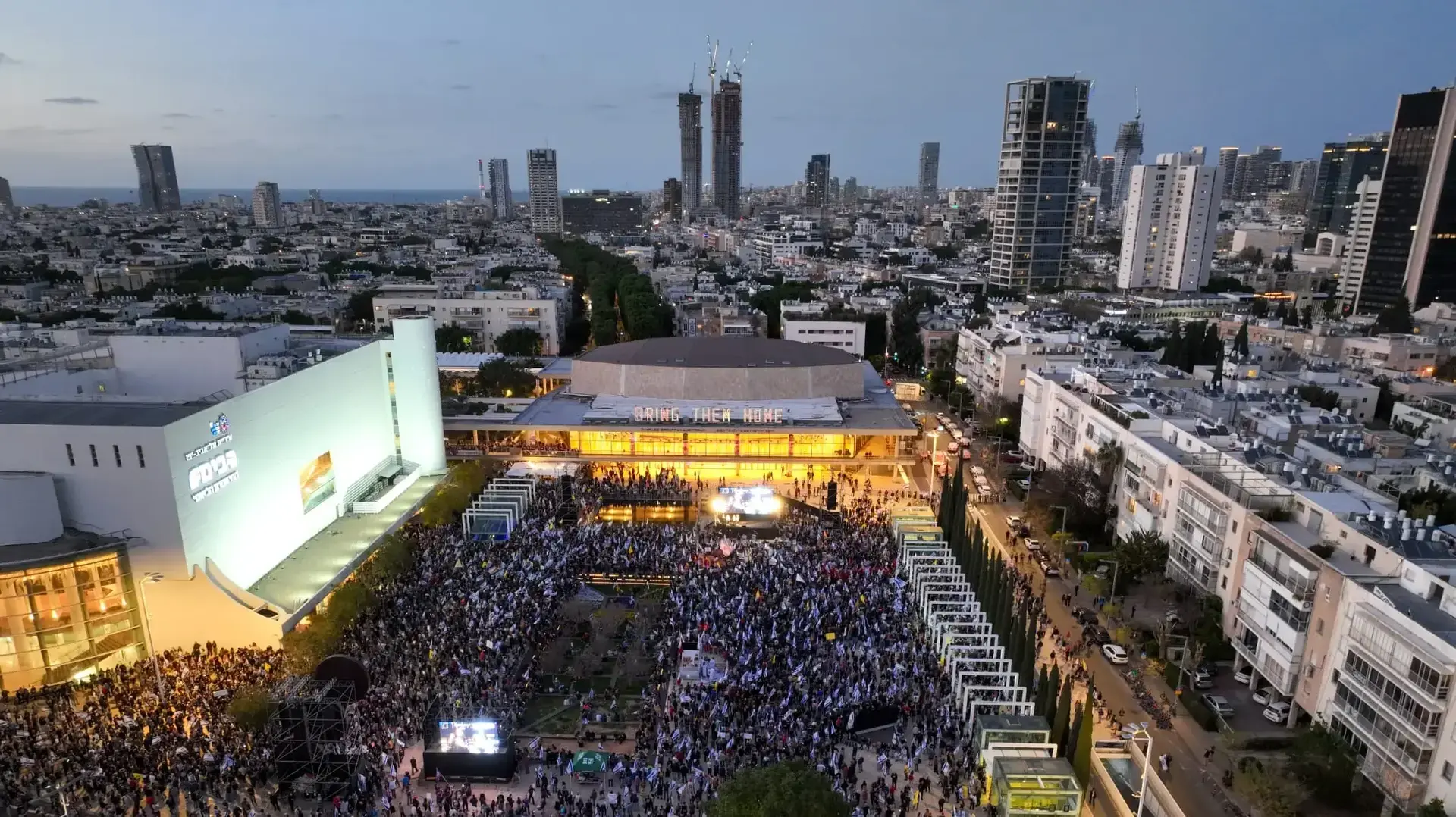 הפגנה בקריאה לשחרור החטופים, כיכר הבימה, 29 במרס 2025 הפגנה בקריאה לשחרור החטופים, כיכר הבימה, 29 במרס 2025
