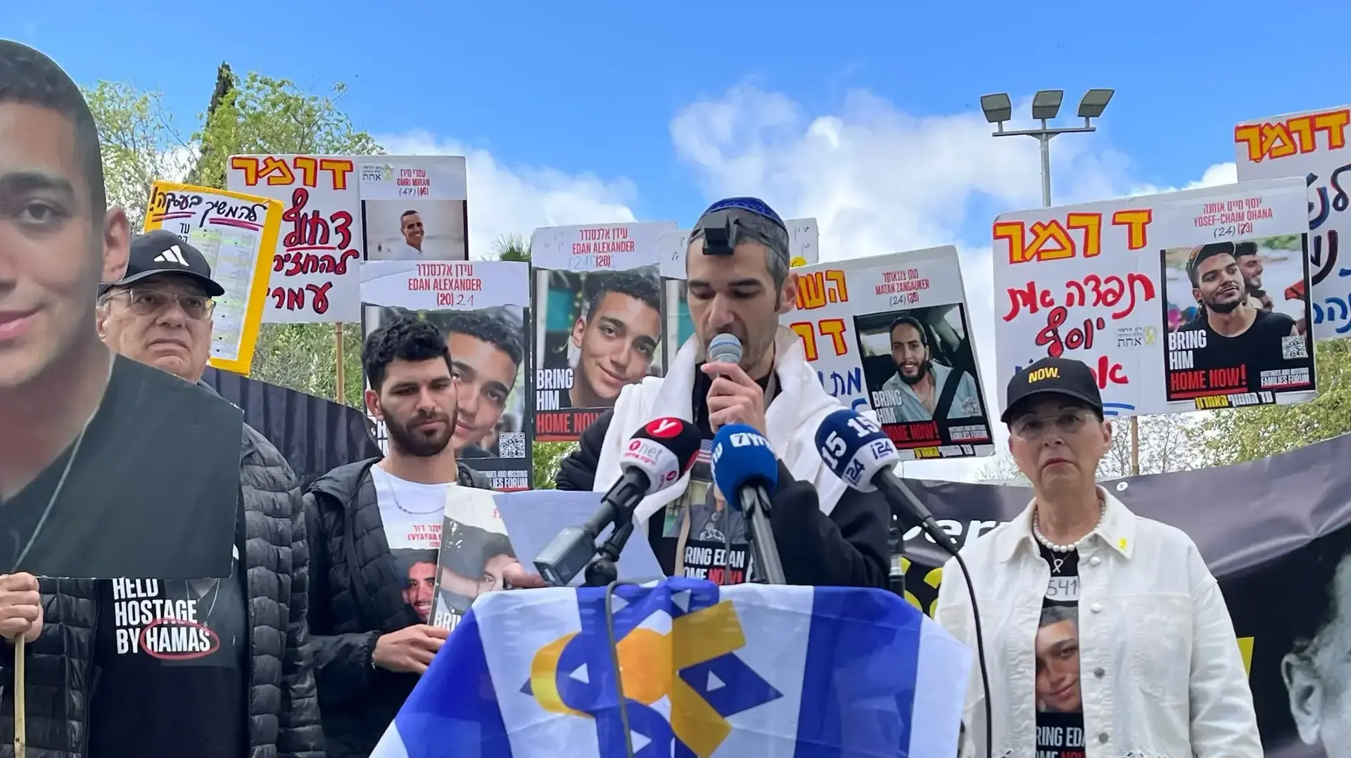לוי בן ברוך, דודו של עידן אלכסנדר, תפילת ראש חודש מול ביתו של השר רון דרמר, 30 במרץ 2025 לוי בן ברוך, דודו של עידן אלכסנדר, תפילת ראש חודש מול ביתו של השר רון דרמר, 30 במרץ 2025
