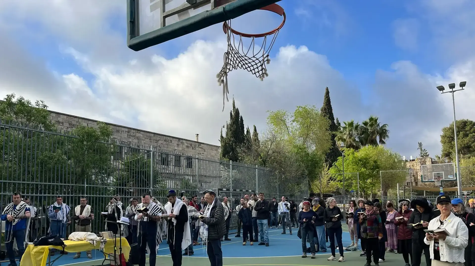 נציגי משפחות החטופים מסרו הצהרה לתקשורת מול ביתו של ראש צוות המשא ומתן, השר דרמר, בדרישה להשלים את המשא ומתן החודש, או שיתפטר. 30 במרץ 2025 נציגי משפחות החטופים מסרו הצהרה לתקשורת מול ביתו של ראש צוות המשא ומתן, השר דרמר, בדרישה להשלים את המשא ומתן החודש, או שיתפטר. 30 במרץ 2025