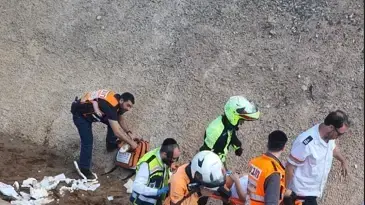 אישה נפלה לבור בעת חיפוש אחר מקום מחסה בזמן אזעקה, צומת גנות, 30 במרץ 2025 אישה נפלה לבור בעת חיפוש אחר מקום מחסה בזמן אזעקה, צומת גנות, 30 במרץ 2025