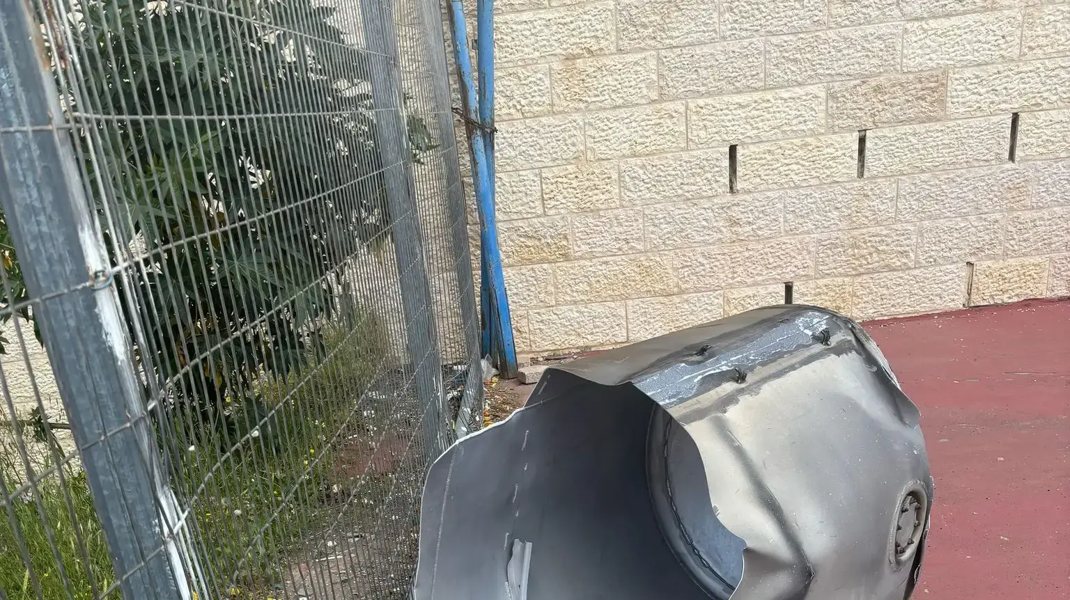 רסיס טיל שיורט מתימן נפלו במגרש הספורט בבית ספר "צורים" , צור הדסה, 30 במרץ 2025 רסיס טיל שיורט מתימן נפלו במגרש הספורט בבית ספר "צורים" , צור הדסה, 30 במרץ 2025