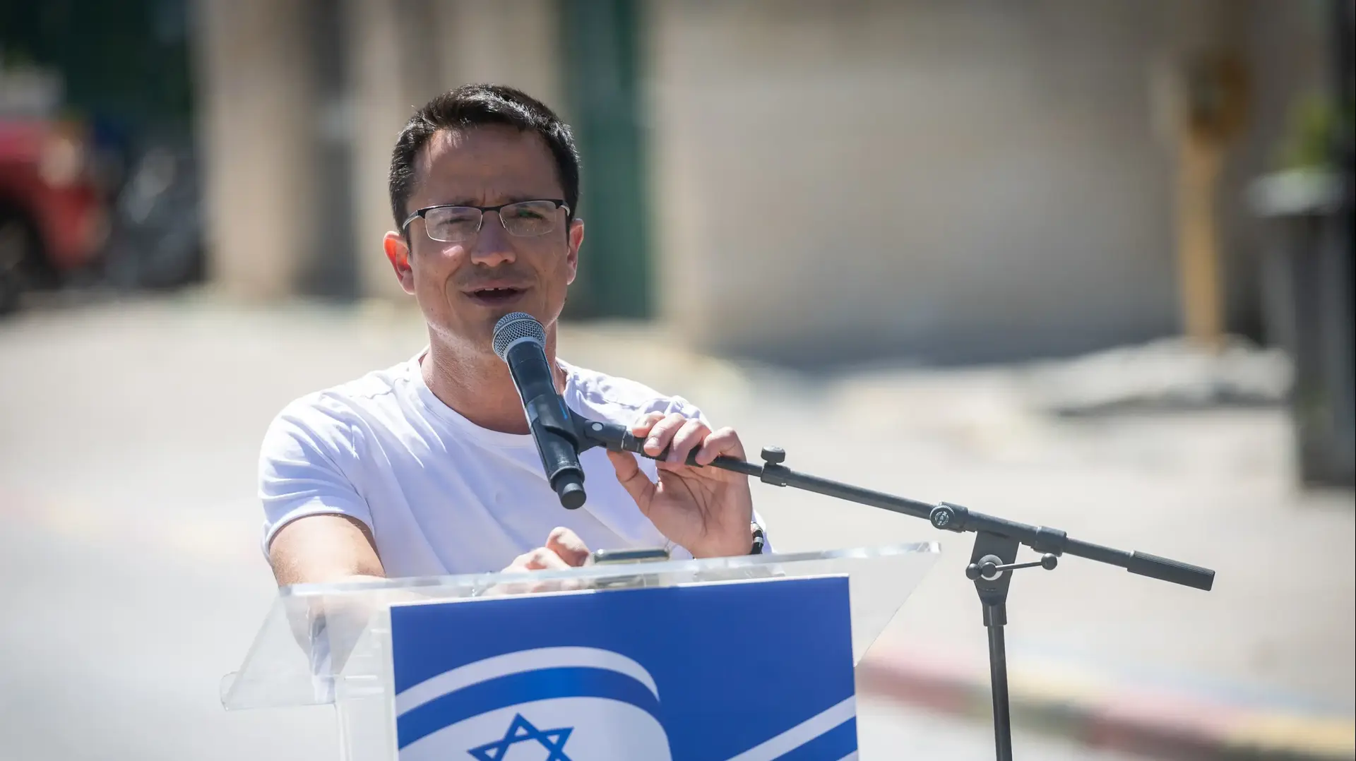 משה רדמן בהצהרה לתקשורת מחוץ לכנסת, 31 במרץ 2025 משה רדמן בהצהרה לתקשורת מחוץ לכנסת, 31 במרץ 2025