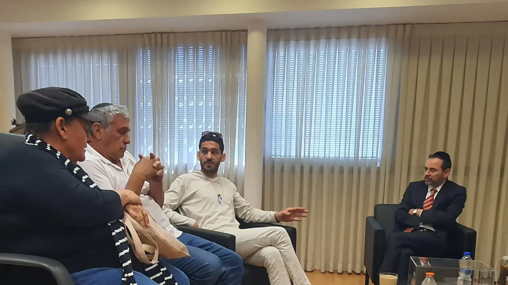 שר הבריאות נפגש עם הוריה ואחיה של שיראל גולן ז"ל, שורדת הנובה ששמה קץ לחייה, 31 במרץ 2025 שר הבריאות נפגש עם הוריה ואחיה של שיראל גולן ז"ל, שורדת הנובה ששמה קץ לחייה, 31 במרץ 2025