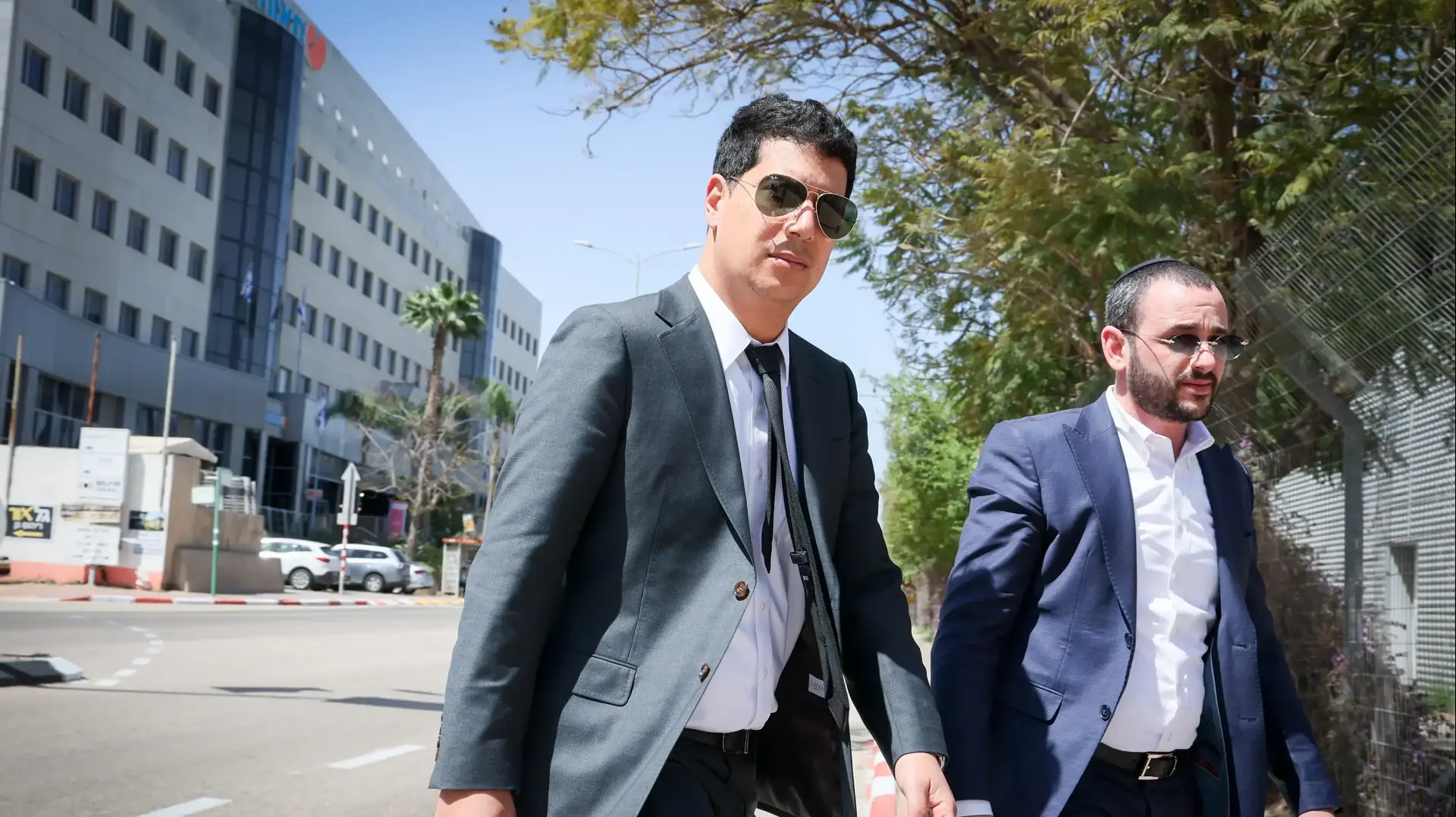 עו"ד עמית חדד מגיע לחקירת החשודים בפרשת קאטרגייט, להב 433, 31 במרץ 2025 עו"ד עמית חדד מגיע לחקירת החשודים בפרשת קאטרגייט, להב 433, 31 במרץ 2025