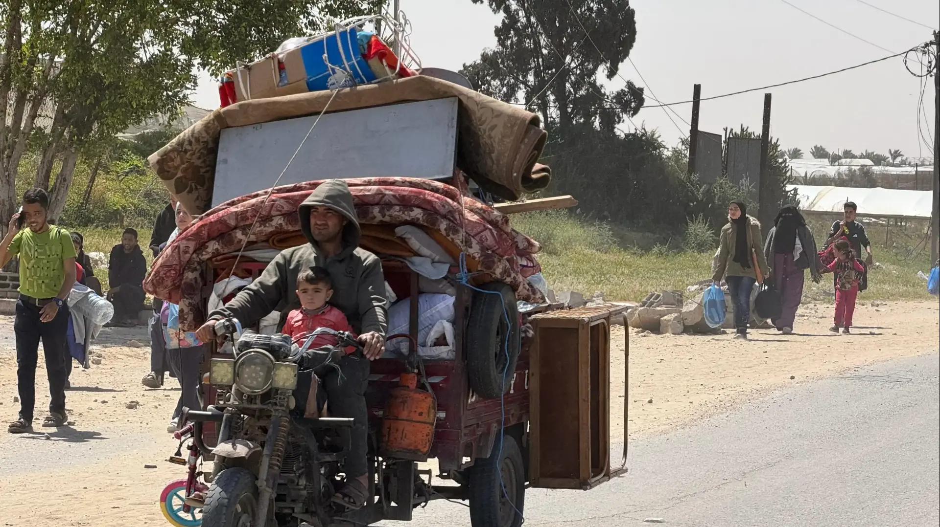 התפנות העזתים מרפיח, שבדרום רצועת עזה, בעקבות הודעת דובר צה"ל בערבית, 31 במרץ 2025 התפנות העזתים מרפיח, שבדרום רצועת עזה, בעקבות הודעת דובר צה"ל בערבית, 31 במרץ 2025