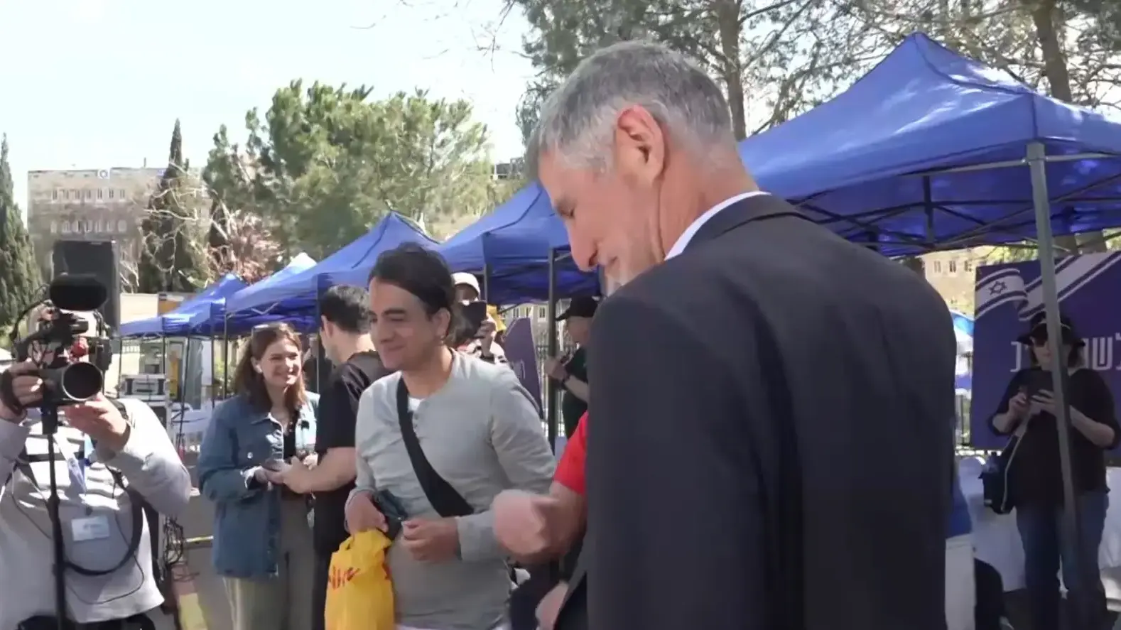יאיר גולן בהפגנה מחוץ לכנסת יאיר גולן בהפגנה מחוץ לכנסת