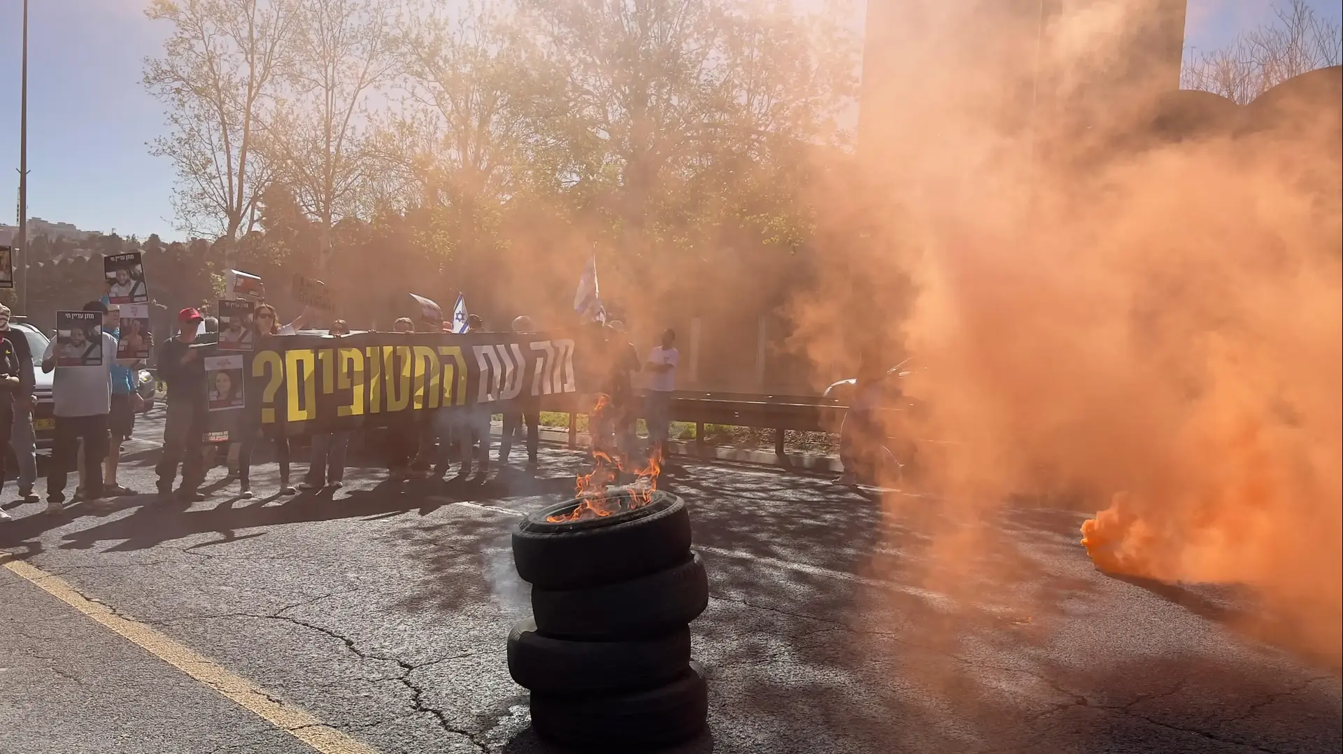 דרך בגין בירושלים נחסמה בקריאה לשחרור החטופים. 31 במרץ 2025 דרך בגין בירושלים נחסמה בקריאה לשחרור החטופים. 31 במרץ 2025