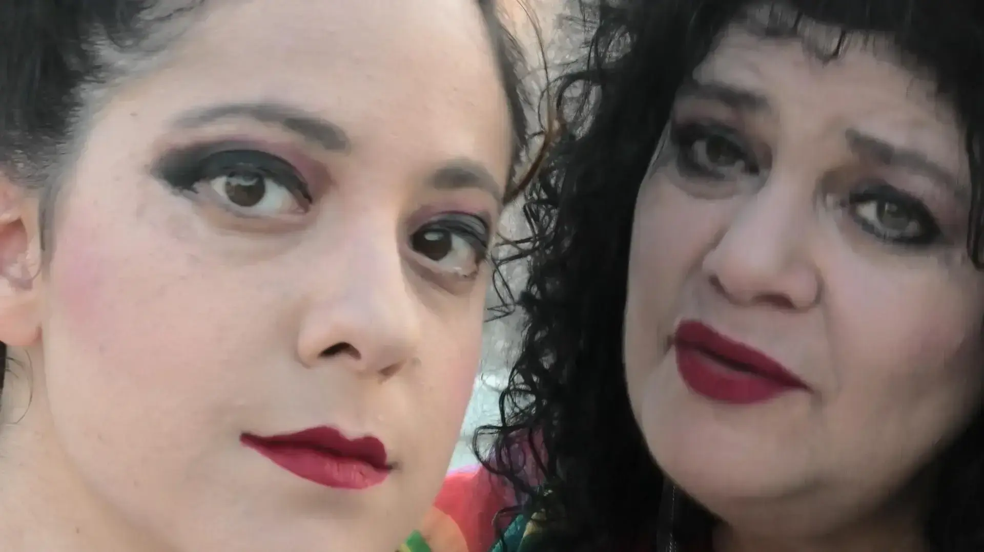 דפנה ארמוני ואלה ארמוני, מתוך "ספק ילדה ספק אישה" של אלה ארמוני דפנה ארמוני ואלה ארמוני, מתוך "ספק ילדה ספק אישה" של אלה ארמוני