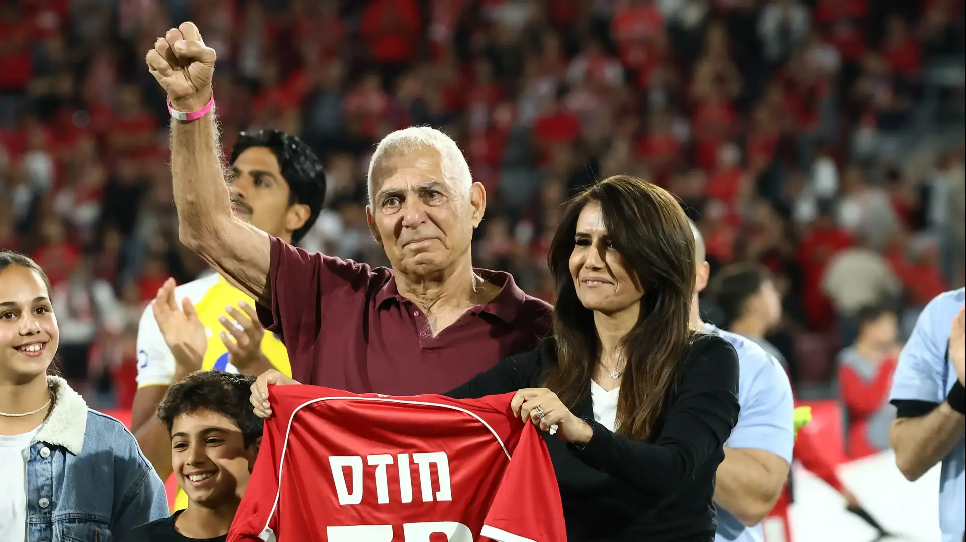 שורד השבי גדי מוזס לצד בעלי הפועל באר שבע אלונה ברקת שורד השבי גדי מוזס לצד בעלי הפועל באר שבע אלונה ברקת