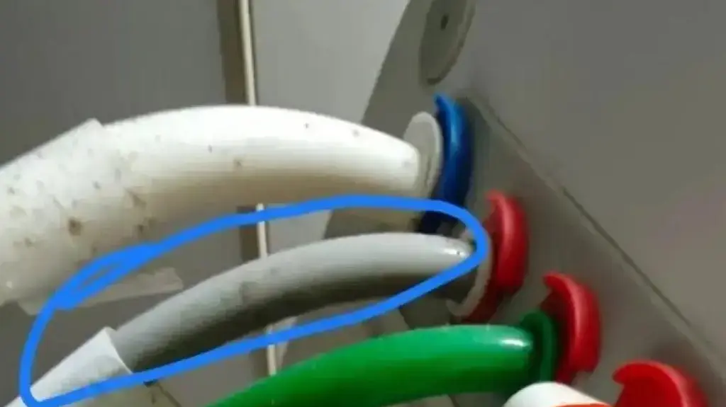 הטכנאי שהתקין את מטהר המים בלבל בין הצינורות במכשיר הטכנאי שהתקין את מטהר המים בלבל בין הצינורות במכשיר