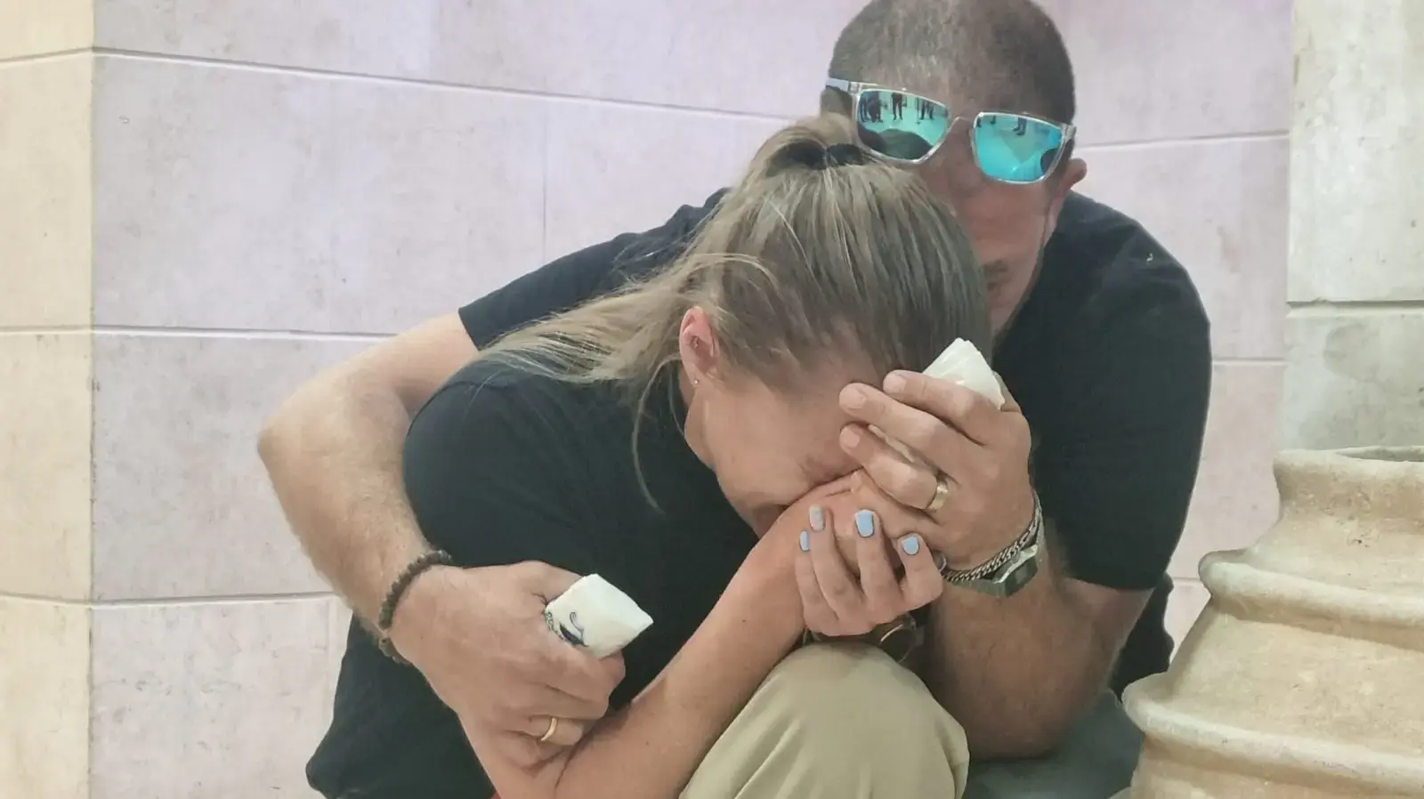 הורי ילדי הגן בעת מתן גזר הדין בעניין הגננת אילנה קובר מאילת, בימ"ש מחוזי באר שבע, 1 באפריל 2025 הורי ילדי הגן בעת מתן גזר הדין בעניין הגננת אילנה קובר מאילת, בימ"ש מחוזי באר שבע, 1 באפריל 2025