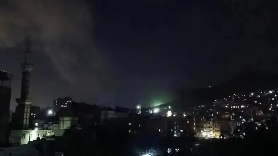 עשן בעקבות תקיפה המיוחסת לישראל, בשכונת בַּרְזֵה, שבצפון הבירה דמשק עשן בעקבות תקיפה המיוחסת לישראל, בשכונת בַּרְזֵה, שבצפון הבירה דמשק