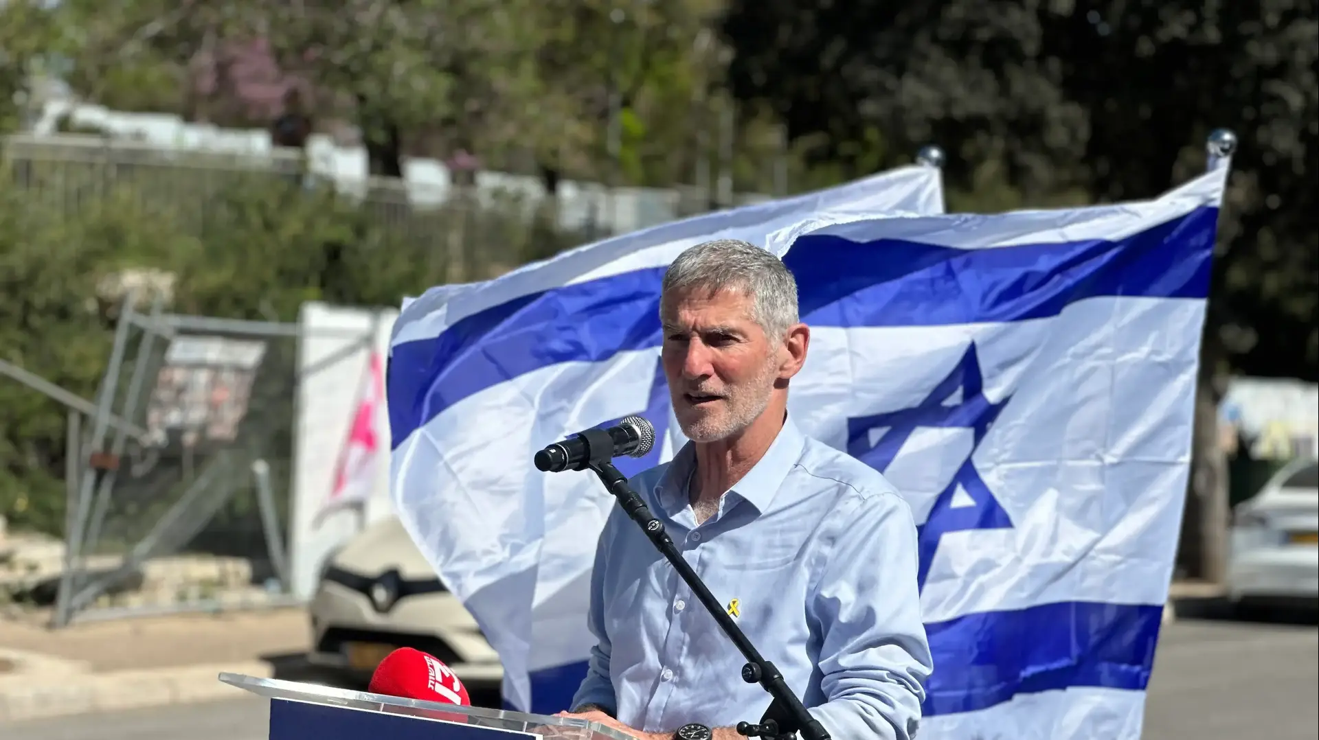 יאיר גולן בהפגנה מחוץ לכנסת, 31 במרץ 2025 יאיר גולן בהפגנה מחוץ לכנסת, 31 במרץ 2025