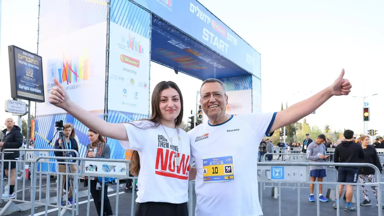 שורדת השבי קרינה ארייב, עם ראש עיריית ירושלים, משה ליאון במרתון ירושלים ה-14. 4 באפריל 2025. שורדת השבי קרינה ארייב, עם ראש עיריית ירושלים, משה ליאון במרתון ירושלים ה-14. 4 באפריל 2025.