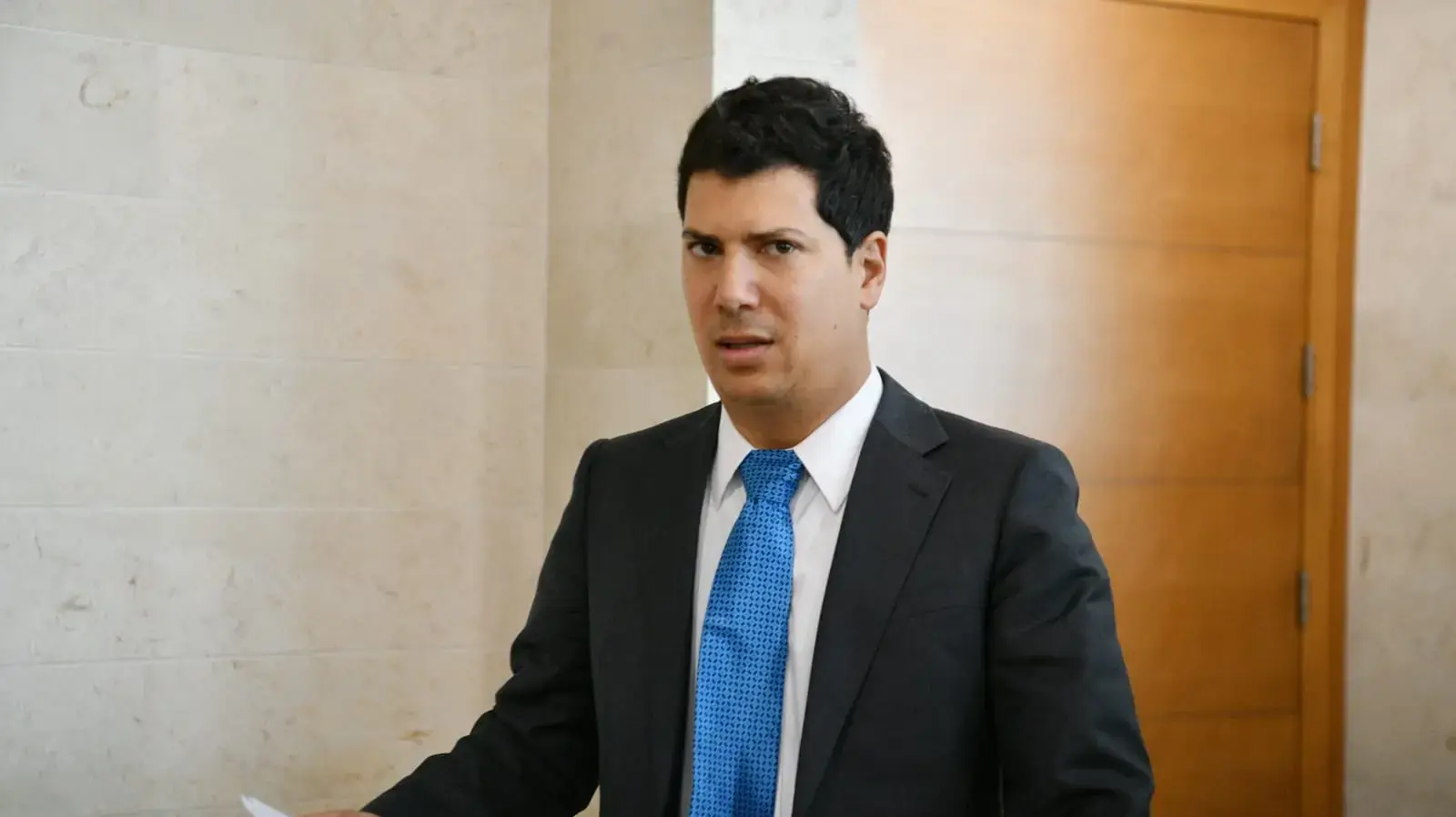 עו"ד עמית חדד, סנגורו של אלי פלדשטיין, בימ"ש השלום פתח תקווה, 4 באפריל 2025 עו"ד עמית חדד, סנגורו של אלי פלדשטיין, בימ"ש השלום פתח תקווה, 4 באפריל 2025