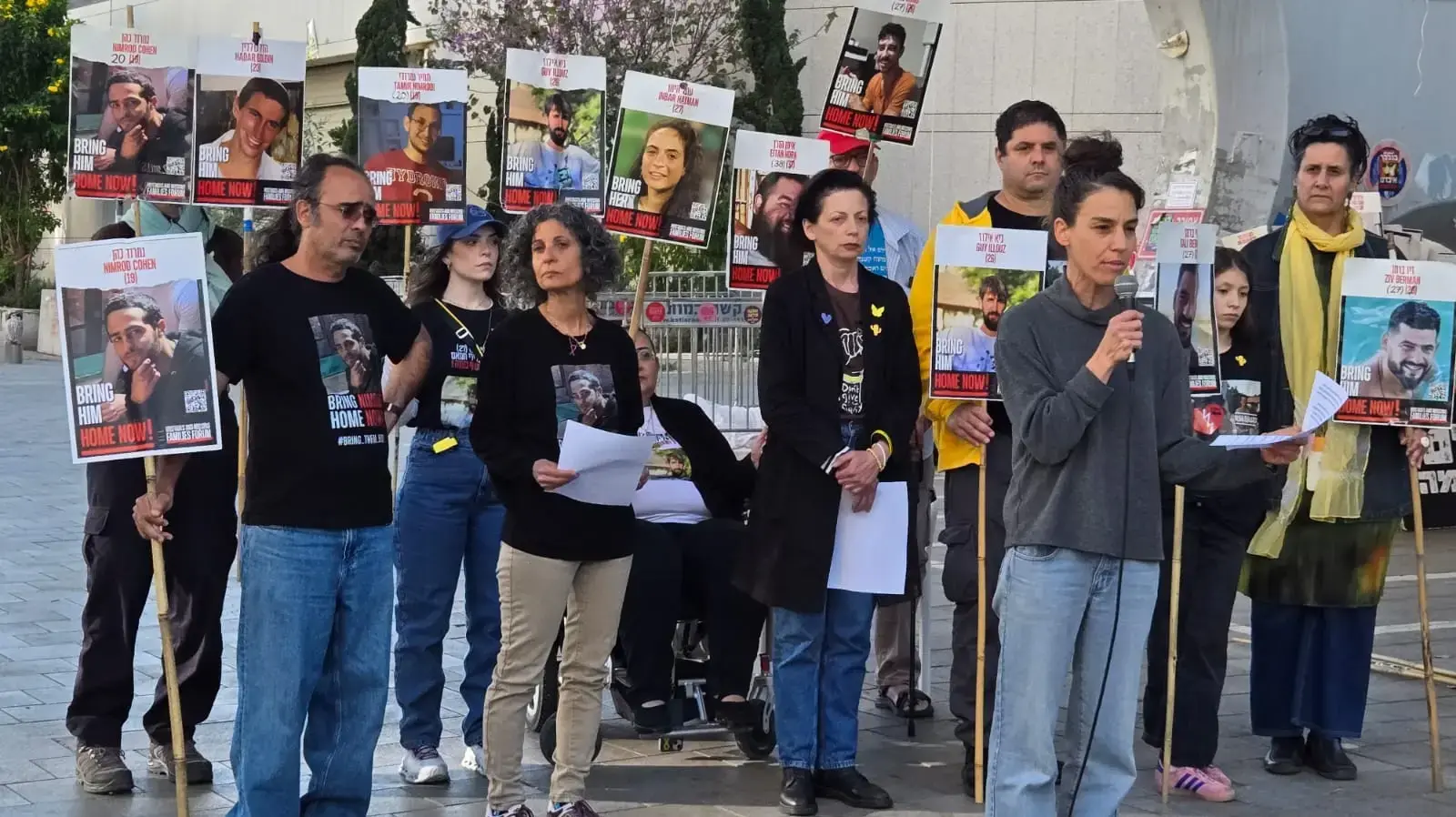 מרב סבירסקי, אחותו של איתי סבירסקי ז"ל, בהצהרת משפחות החטופים, שער בגין הקריה, 5 באפריל 2025 מרב סבירסקי, אחותו של איתי סבירסקי ז"ל, בהצהרת משפחות החטופים, שער בגין הקריה, 5 באפריל 2025
