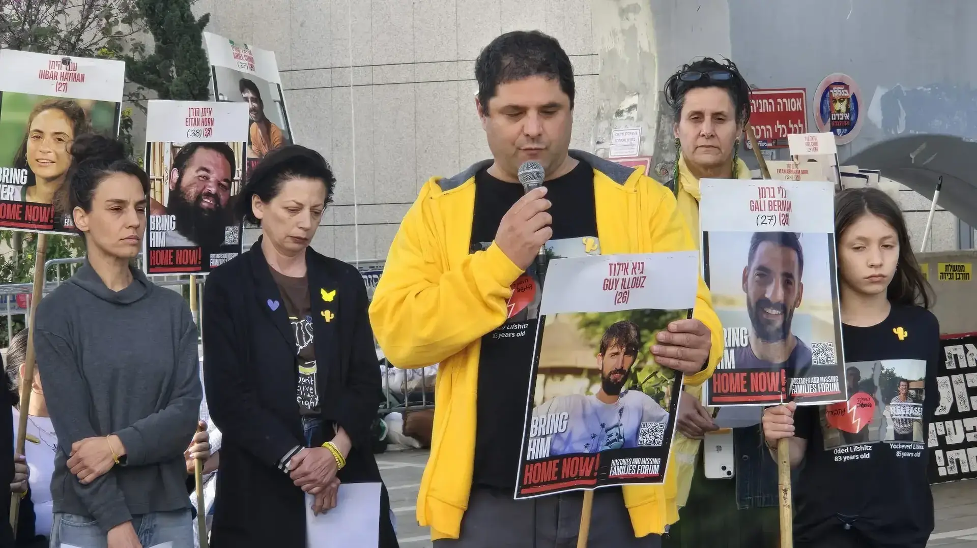 עמרי ליפשיץ, בנו של עודד ליפשיץ ז"ל, בהצהרת משפחות החטופים, שער בגין הקריה, 5 באפריל 2025 עמרי ליפשיץ, בנו של עודד ליפשיץ ז"ל, בהצהרת משפחות החטופים, שער בגין הקריה, 5 באפריל 2025