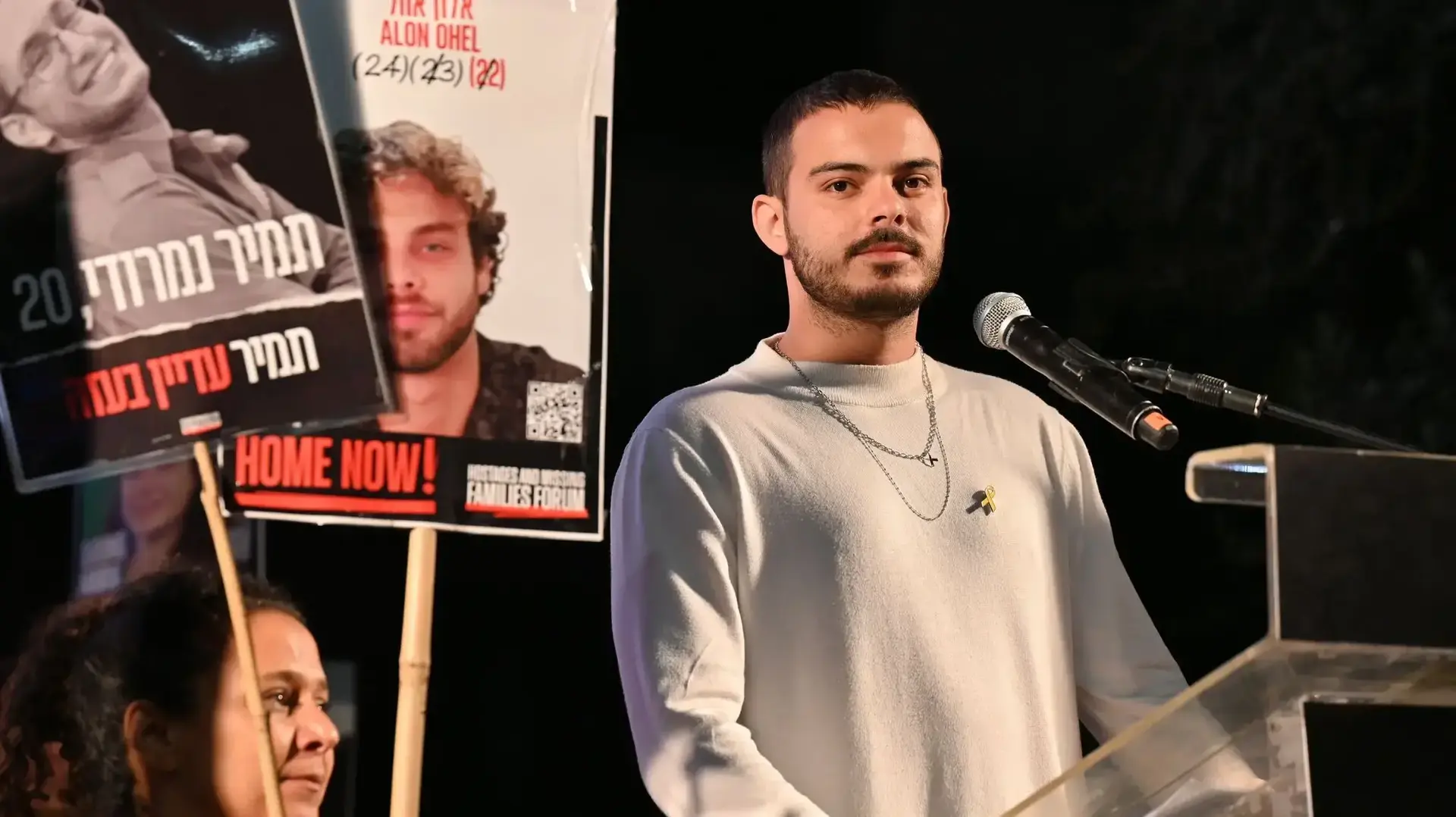 עומר ונקרט, שורד השבי, בהפגנה למען שחרור החטופים, כיכר החטופים תל אביב, 5 באפריל 2025 עומר ונקרט, שורד השבי, בהפגנה למען שחרור החטופים, כיכר החטופים תל אביב, 5 באפריל 2025