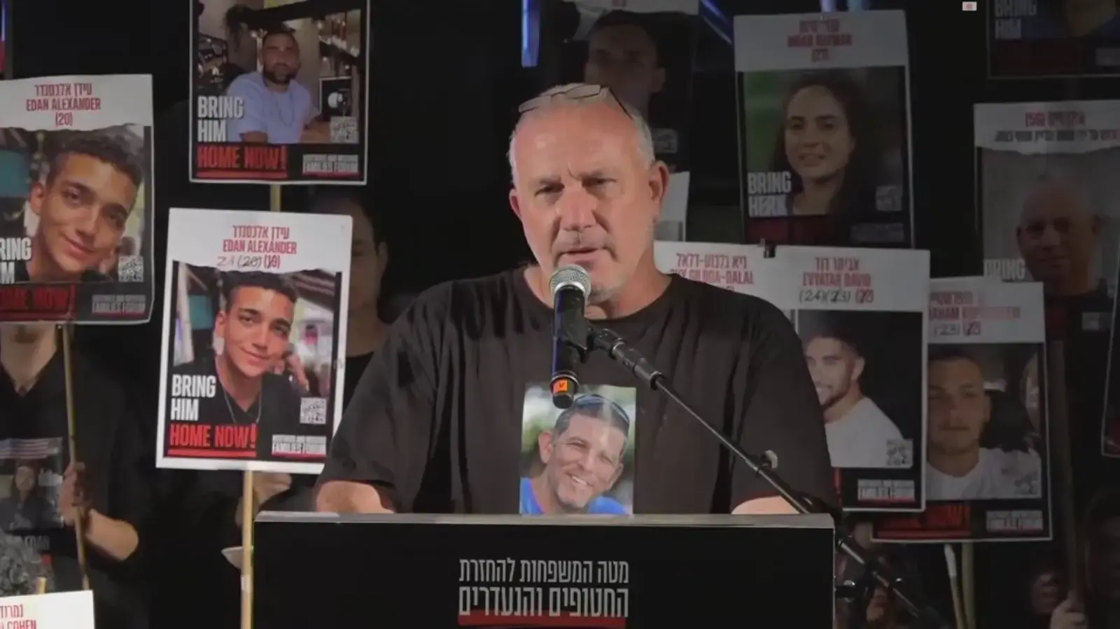 זמיר חיימי, דודו של טל חיימי ז״ל, בהפגנה למען שחרור החטופים, כיכר החטופים תל אביב, 5 באפריל 2025 זמיר חיימי, דודו של טל חיימי ז״ל, בהפגנה למען שחרור החטופים, כיכר החטופים תל אביב, 5 באפריל 2025