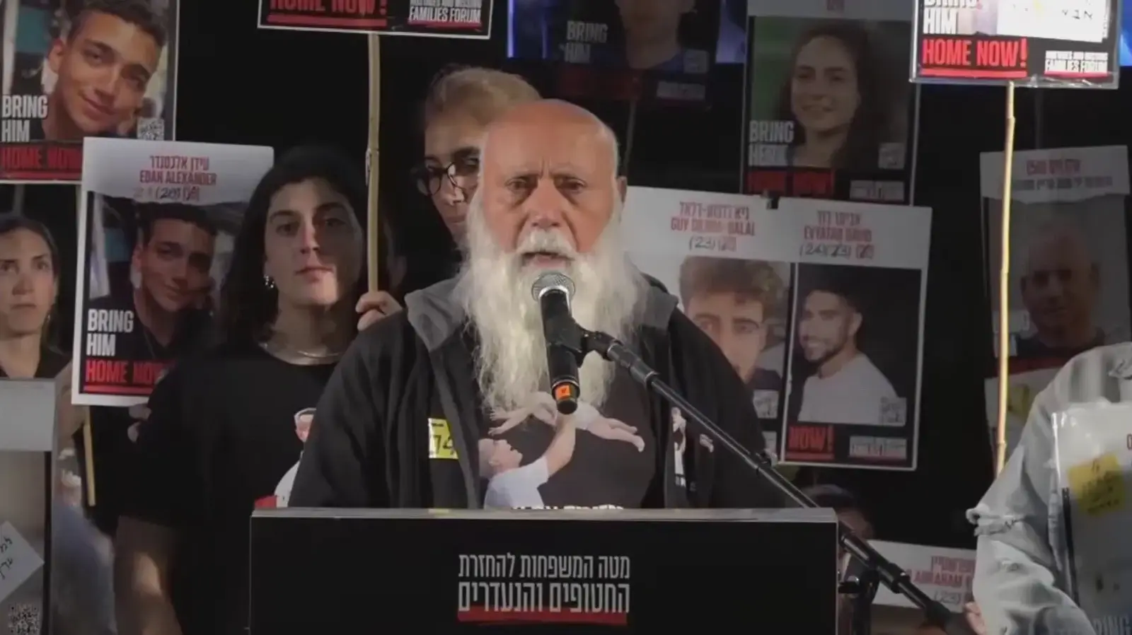 דני מירן, אביו של החטוף עמרי מירן, בהפגנה למען שחרור החטופים, כיכר החטופים תל אביב, 5 באפריל 2025 דני מירן, אביו של החטוף עמרי מירן, בהפגנה למען שחרור החטופים, כיכר החטופים תל אביב, 5 באפריל 2025