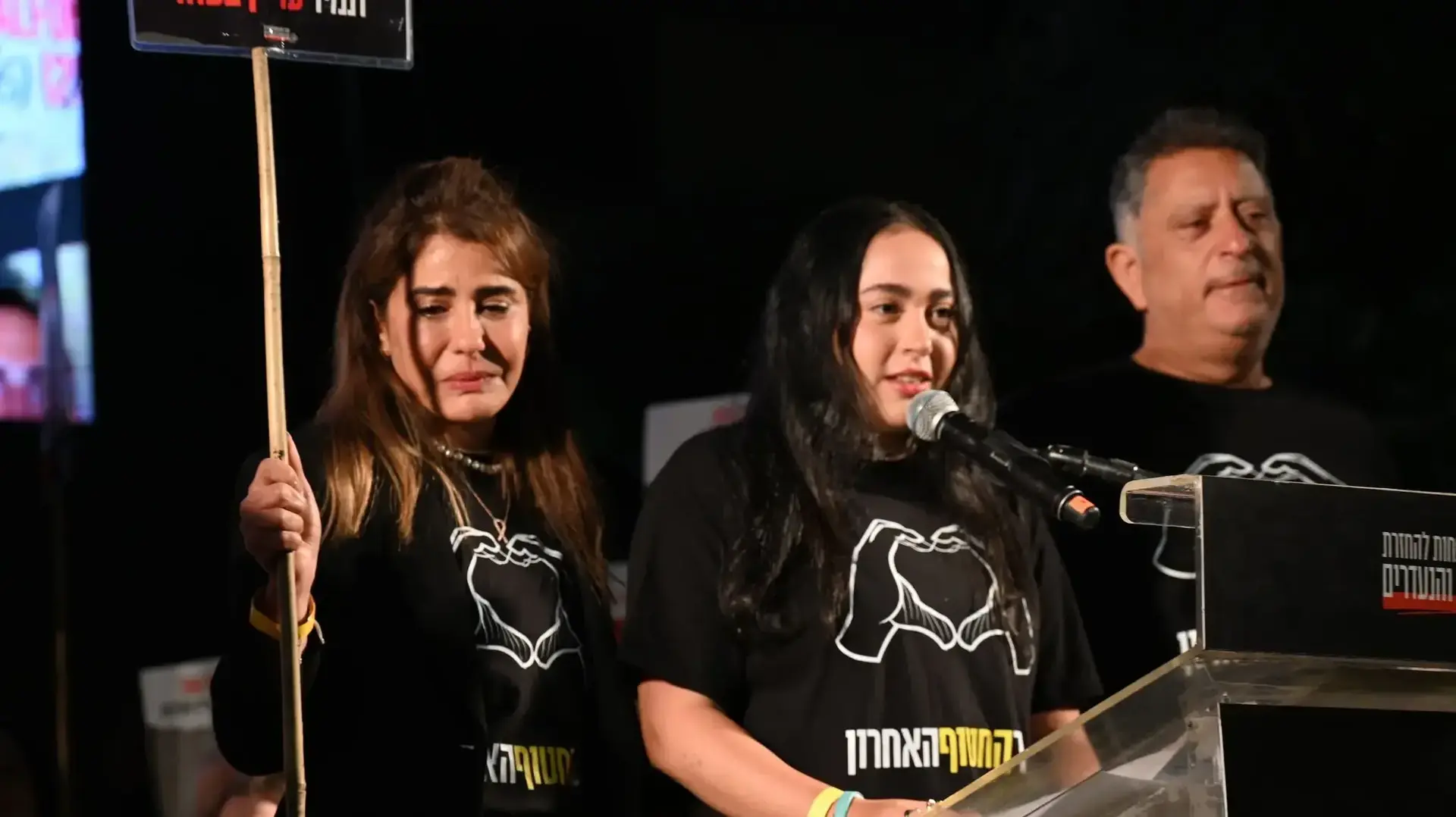 לירי אלבג, שורדת השבי, בהפגנה למען שחרור החטופים, כיכר החטופים תל אביב, 5 באפריל 2025 לירי אלבג, שורדת השבי, בהפגנה למען שחרור החטופים, כיכר החטופים תל אביב, 5 באפריל 2025
