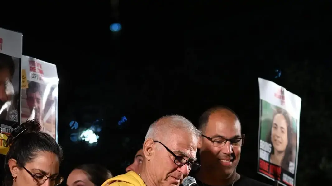 גדי מוזס, שורד השבי, בהפגנה למען שחרור החטופים, כיכר החטופים תל אביב, 5 באפריל 2025 גדי מוזס, שורד השבי, בהפגנה למען שחרור החטופים, כיכר החטופים תל אביב, 5 באפריל 2025