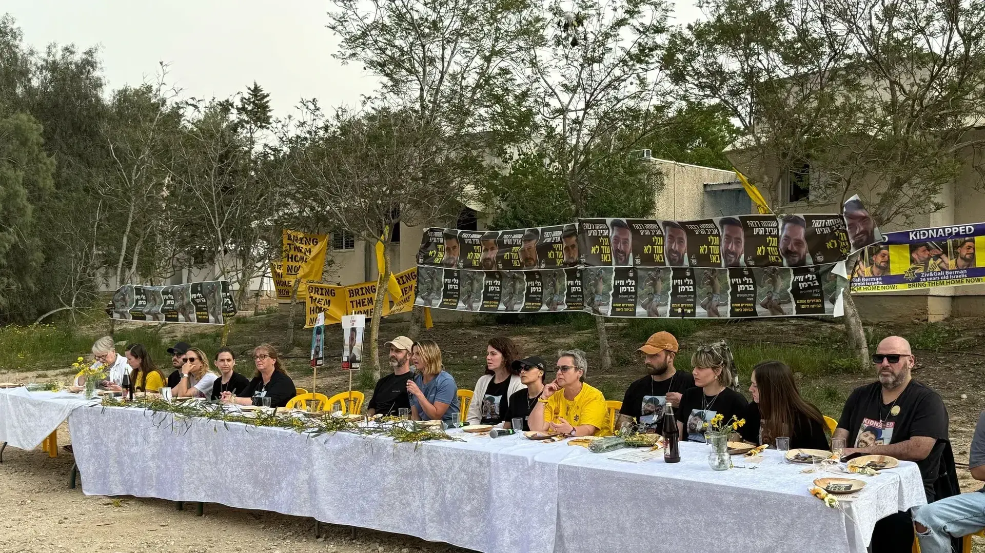 מפגש מיוחד למען חזרתם של גלי וזיוי ברמן, שכונת "דור צעיר", כפר עזה, 6 באפריל 2025 מפגש מיוחד למען חזרתם של גלי וזיוי ברמן, שכונת "דור צעיר", כפר עזה, 6 באפריל 2025
