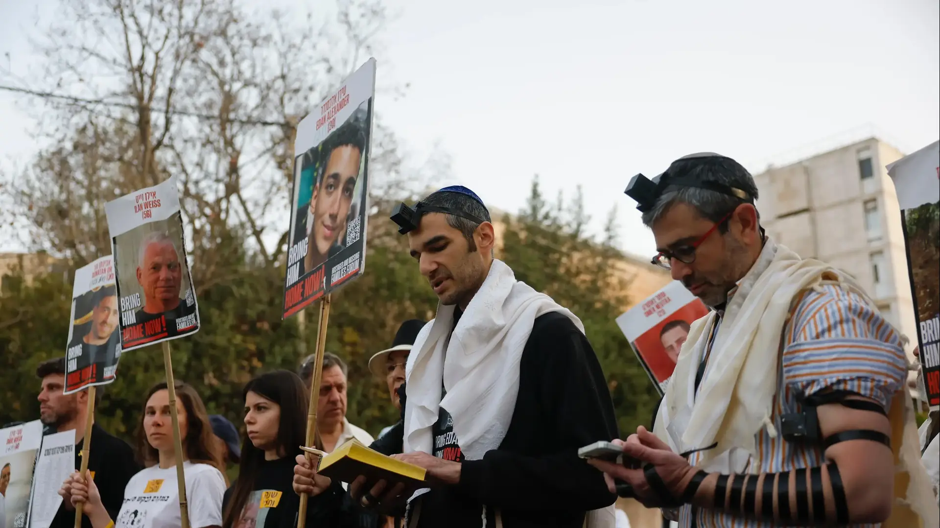 מעמד הקראת שמות החטופים במלאת שנה וחצי לטבח שבעה באוקטובר, מול בית רה"מ, 7 באפריל 2025 מעמד הקראת שמות החטופים במלאת שנה וחצי לטבח שבעה באוקטובר, מול בית רה"מ, 7 באפריל 2025