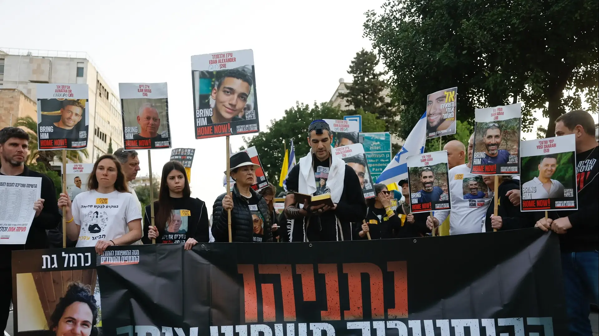 מעמד הקראת שמות החטופים במלאת שנה וחצי לטבח שבעה באוקטובר, מול בית רה"מ, 7 באפריל 2025 מעמד הקראת שמות החטופים במלאת שנה וחצי לטבח שבעה באוקטובר, מול בית רה"מ, 7 באפריל 2025