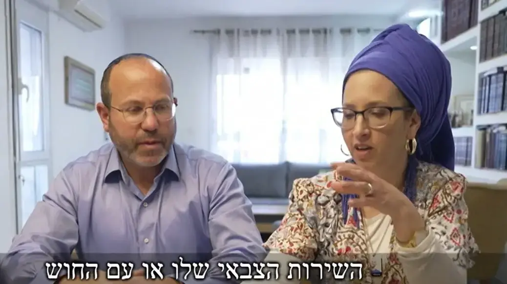 אלמוג בוקר מראיין את צביקה ואפרת מור ההורים של איתן מור החטוף בעזה