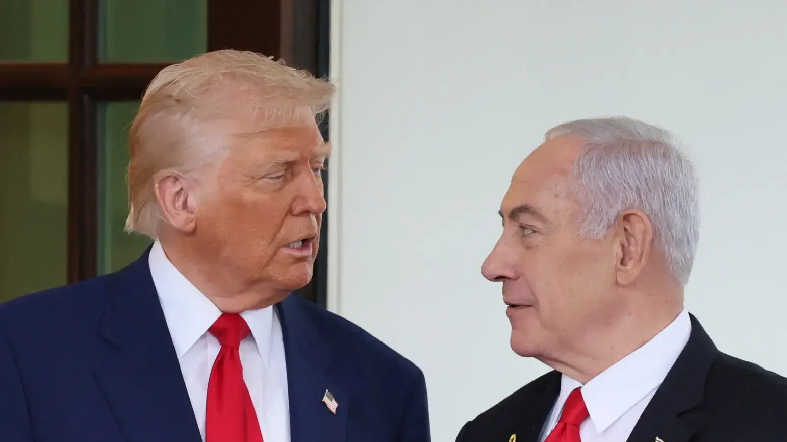 הגעתו של ראש הממשלה בנימין נתניהו לפגישתו עם נשיא ארה"ב דונלד טראמפ, הבית הלבן, וושינגטון, 7 באפריל 2025 הגעתו של ראש הממשלה בנימין נתניהו לפגישתו עם נשיא ארה"ב דונלד טראמפ, הבית הלבן, וושינגטון, 7 באפריל 2025