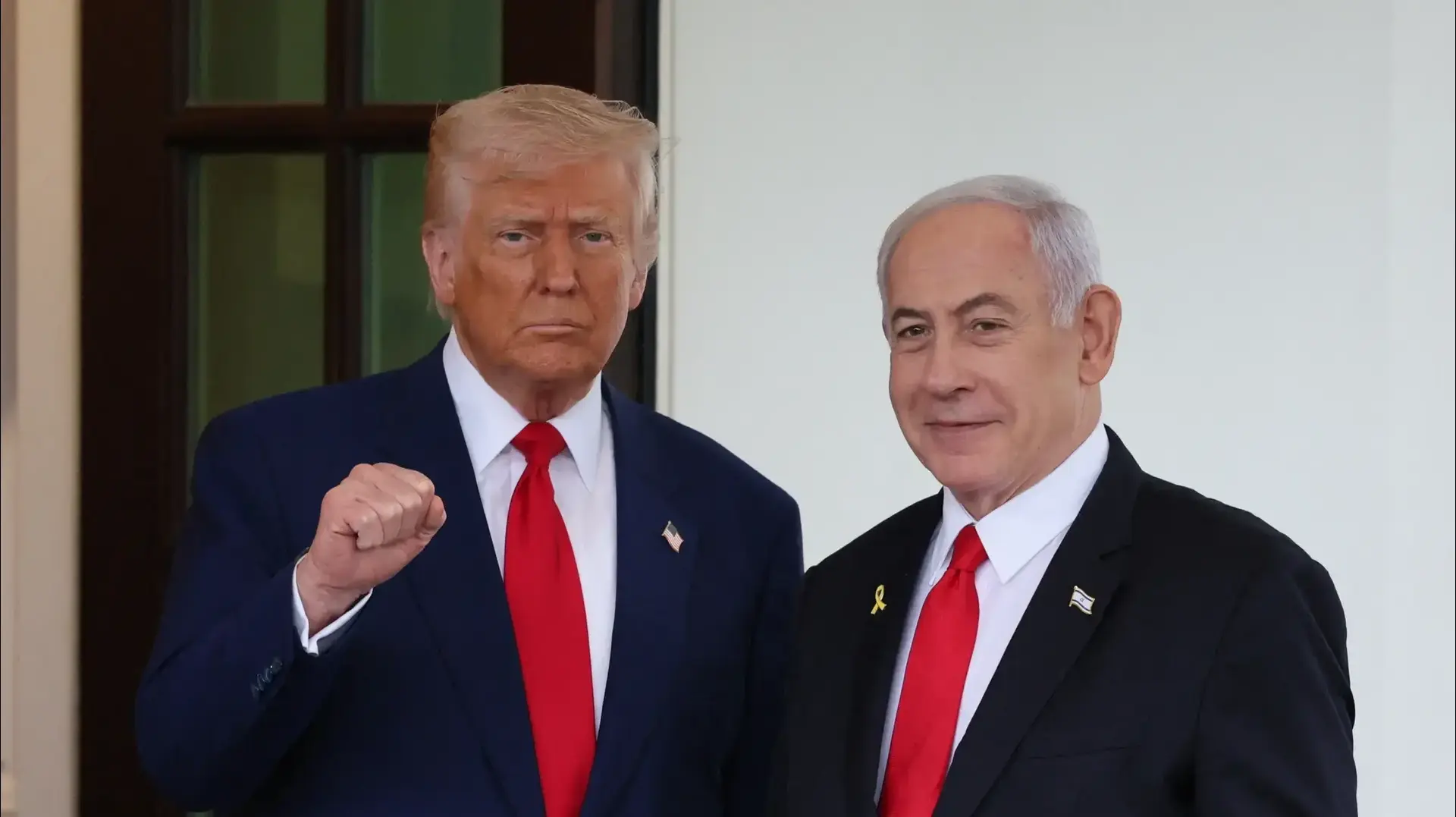 הגעתו של ראש הממשלה בנימין נתניהו לפגישתו עם נשיא ארה"ב דונלד טראמפ, הבית הלבן, וושינגטון, 7 באפריל 2025 הגעתו של ראש הממשלה בנימין נתניהו לפגישתו עם נשיא ארה"ב דונלד טראמפ, הבית הלבן, וושינגטון, 7 באפריל 2025