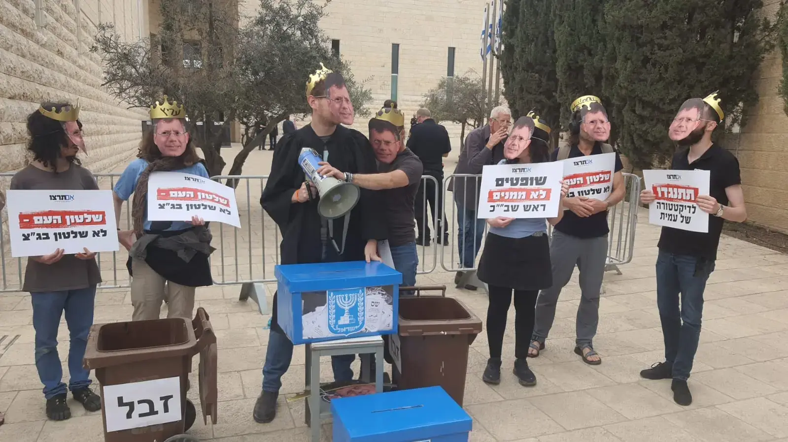 הפגנה מחוץ לדיון בג"ץ על פיטורי ראש השב"כ רונן בר, ביהמ"ש העליון, 8 במרץ 2025 הפגנה מחוץ לדיון בג"ץ על פיטורי ראש השב"כ רונן בר, ביהמ"ש העליון, 8 במרץ 2025