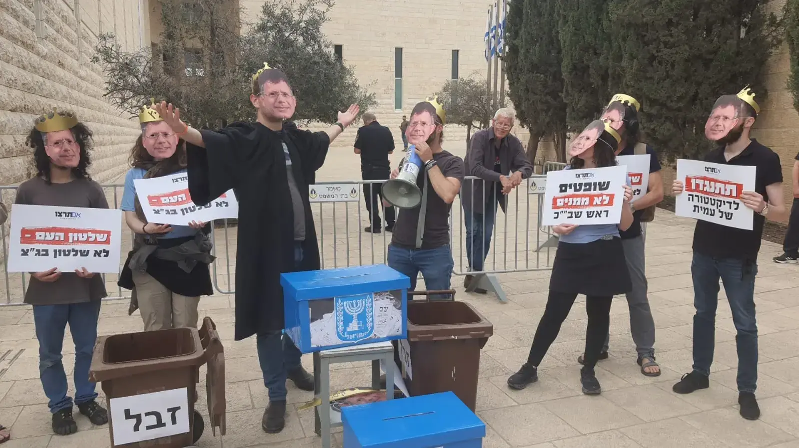 הפגנה מחוץ לדיון בג"ץ על פיטורי ראש השב"כ רונן בר, ביהמ"ש העליון, 8 במרץ 2025 הפגנה מחוץ לדיון בג"ץ על פיטורי ראש השב"כ רונן בר, ביהמ"ש העליון, 8 במרץ 2025
