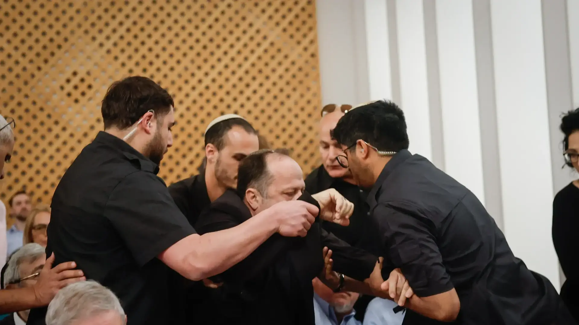 עימותים בפתיחת דיון בג"ץ על פיטורי ראש השב"כ רונן בר, ביהמ"ש העליון, 8 במרץ 2025 עימותים בפתיחת דיון בג"ץ על פיטורי ראש השב"כ רונן בר, ביהמ"ש העליון, 8 במרץ 2025