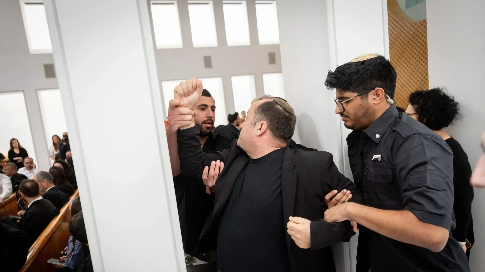 עימותים בפתיחת דיון בג"ץ על פיטורי ראש השב"כ רונן בר, ביהמ"ש העליון, 8 במרץ 2025 עימותים בפתיחת דיון בג"ץ על פיטורי ראש השב"כ רונן בר, ביהמ"ש העליון, 8 במרץ 2025