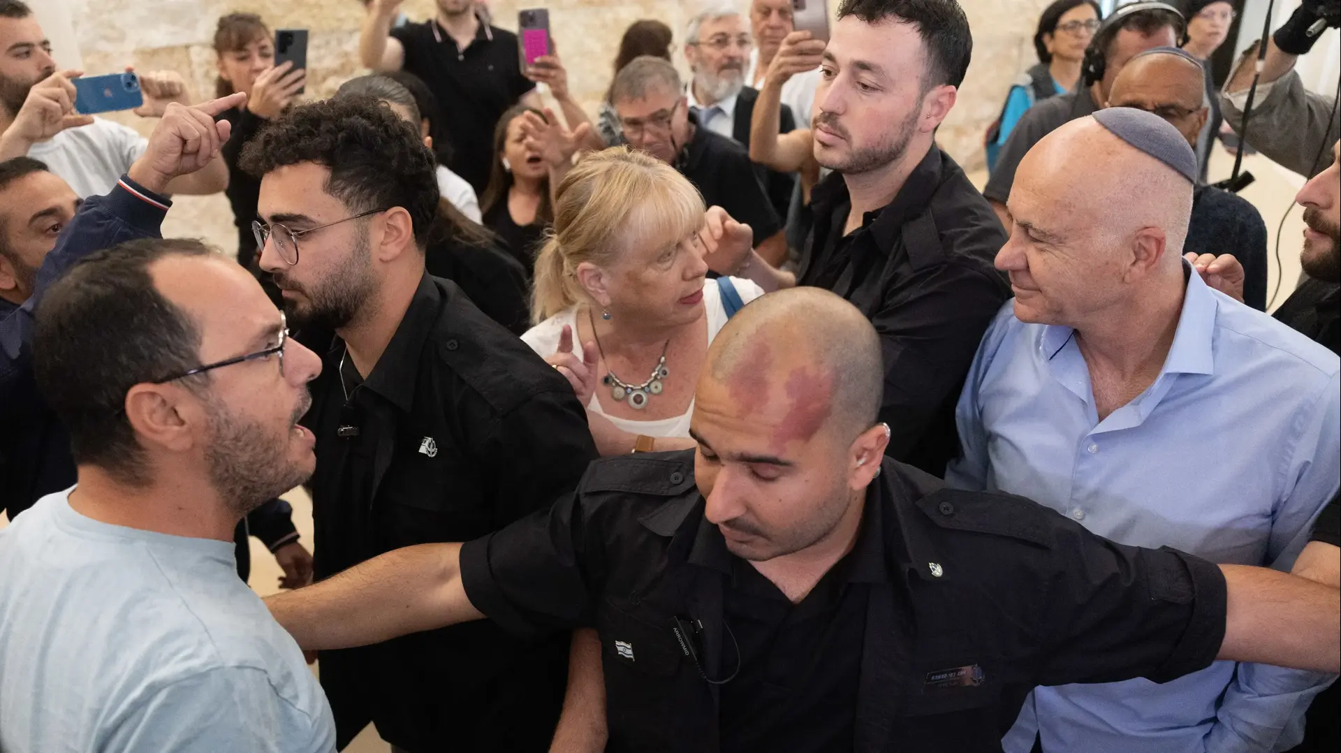 עימותים במהלך דיון בג"ץ על פיטורי ראש השב"כ רונן בר, ביהמ"ש העליון, 8 במרץ 2025 עימותים במהלך דיון בג"ץ על פיטורי ראש השב"כ רונן בר, ביהמ"ש העליון, 8 במרץ 2025