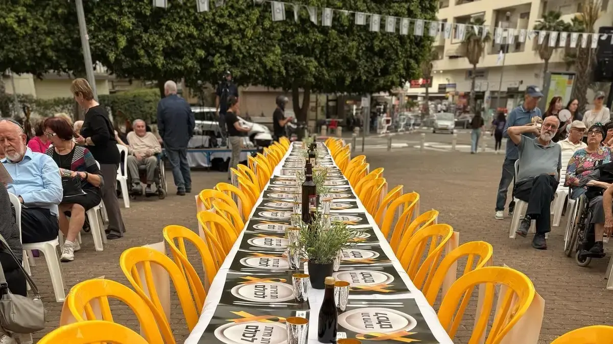 משפחות החטופים באירוע ליל סדר, גבעת שמואל, 8 באפריל 2025 משפחות החטופים באירוע ליל סדר, גבעת שמואל, 8 באפריל 2025