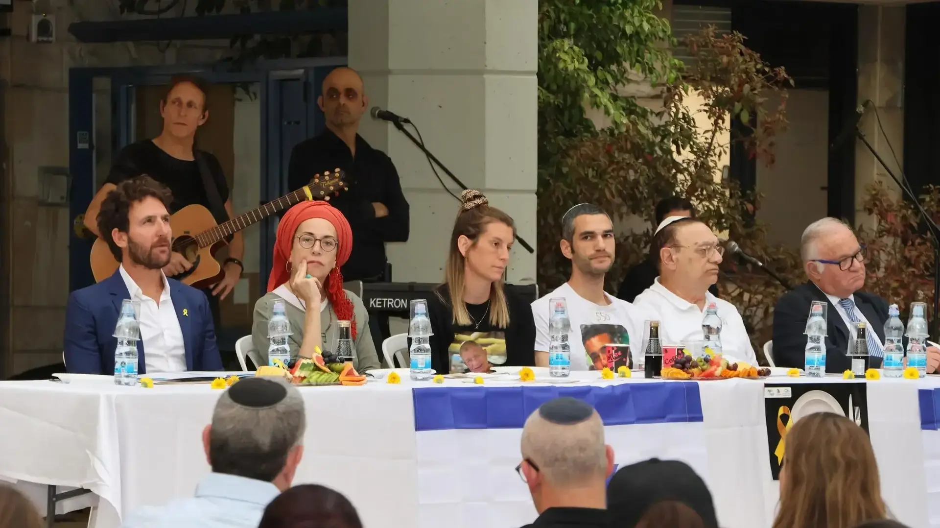 משפחות החטופים באירוע ליל סדר, גבעת שמואל, 8 באפריל 2025 משפחות החטופים באירוע ליל סדר, גבעת שמואל, 8 באפריל 2025