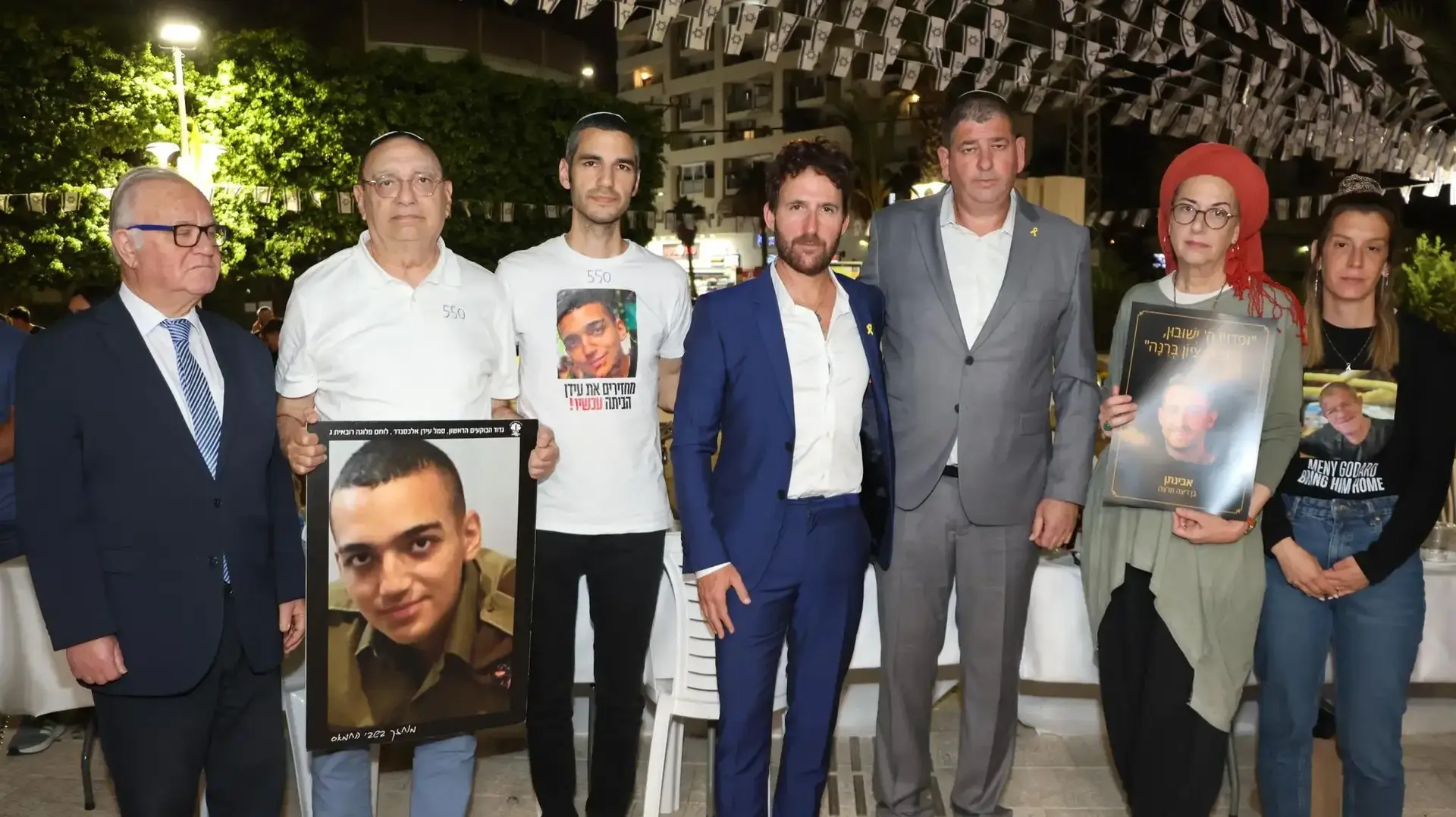 משפחות החטופים באירוע ליל סדר, גבעת שמואל, 8 באפריל 2025 משפחות החטופים באירוע ליל סדר, גבעת שמואל, 8 באפריל 2025