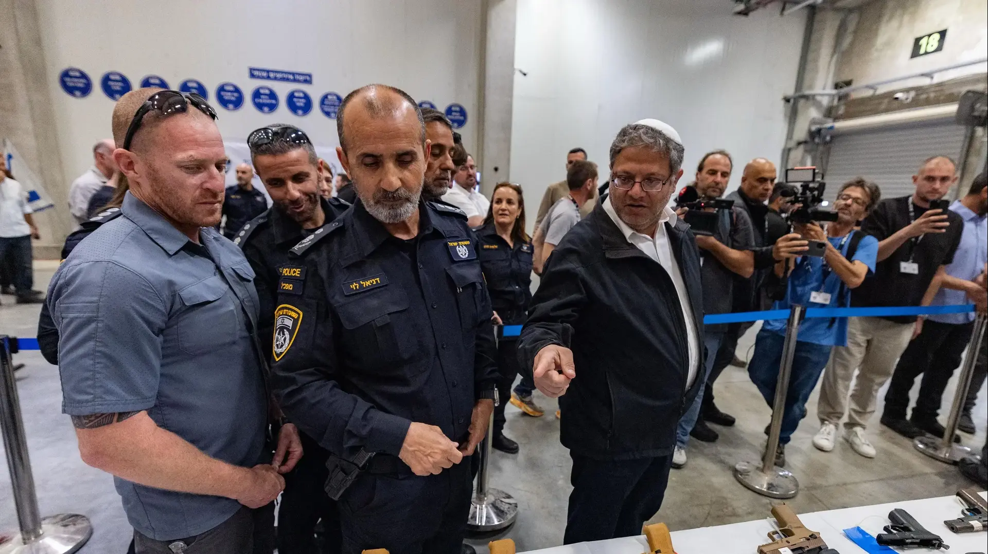איתמר בן גביר,דני לוי מפכ"ל המשטרה, תצוגת כלי נשק ואמצעי לחימה שנתפסו ע"י המשטרה במבצע "בלימת חרום", בית שמש איתמר בן גביר,דני לוי מפכ"ל המשטרה, תצוגת כלי נשק ואמצעי לחימה שנתפסו ע"י המשטרה במבצע "בלימת חרום", בית שמש