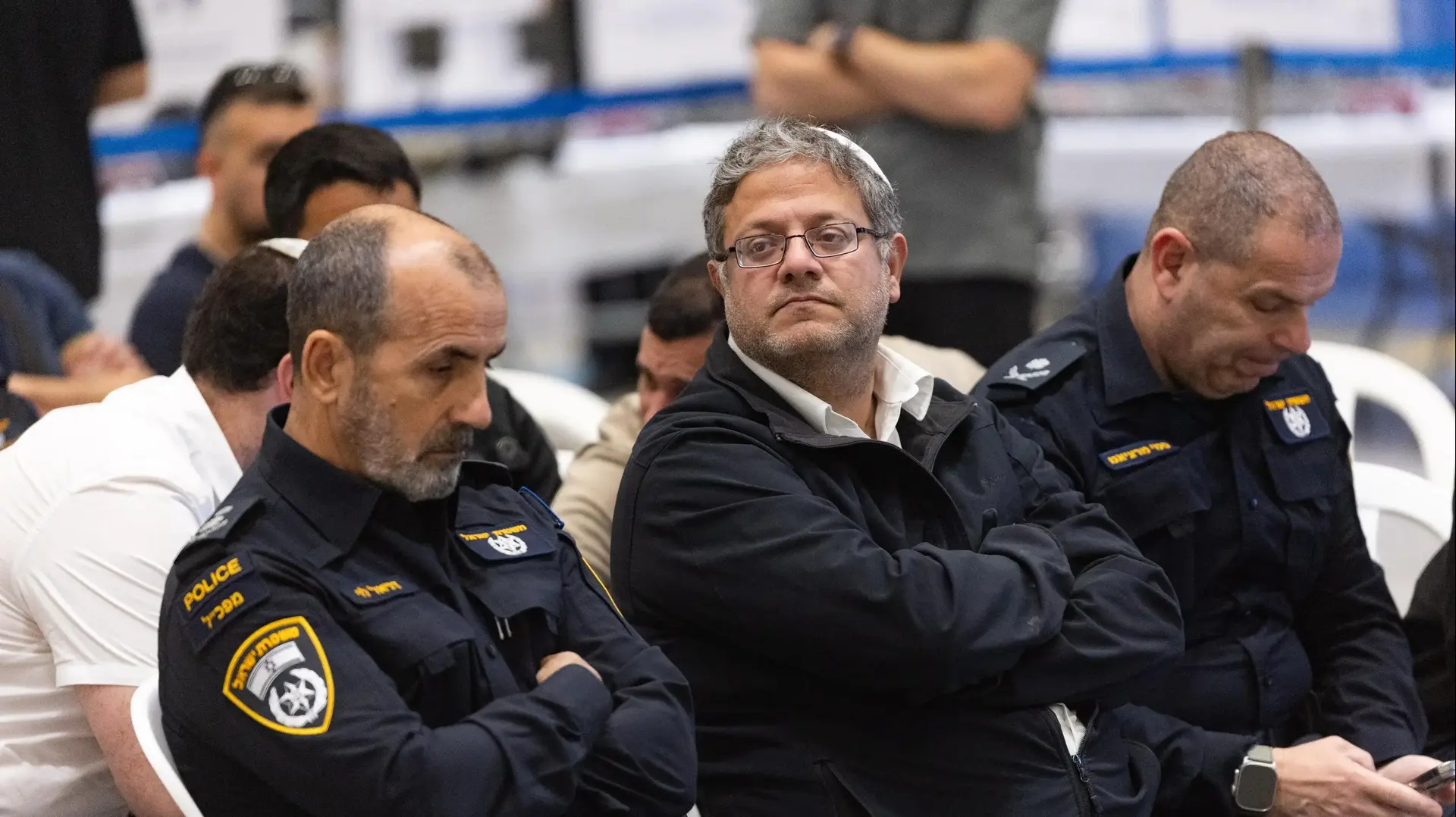 איתמר בן גביר,דני לוי מפכ"ל המשטרה,  תצוגת כלי נשק ואמצעי לחימה שנתפסו ע"י המשטרה במבצע "בלימת חרום", בית שמש