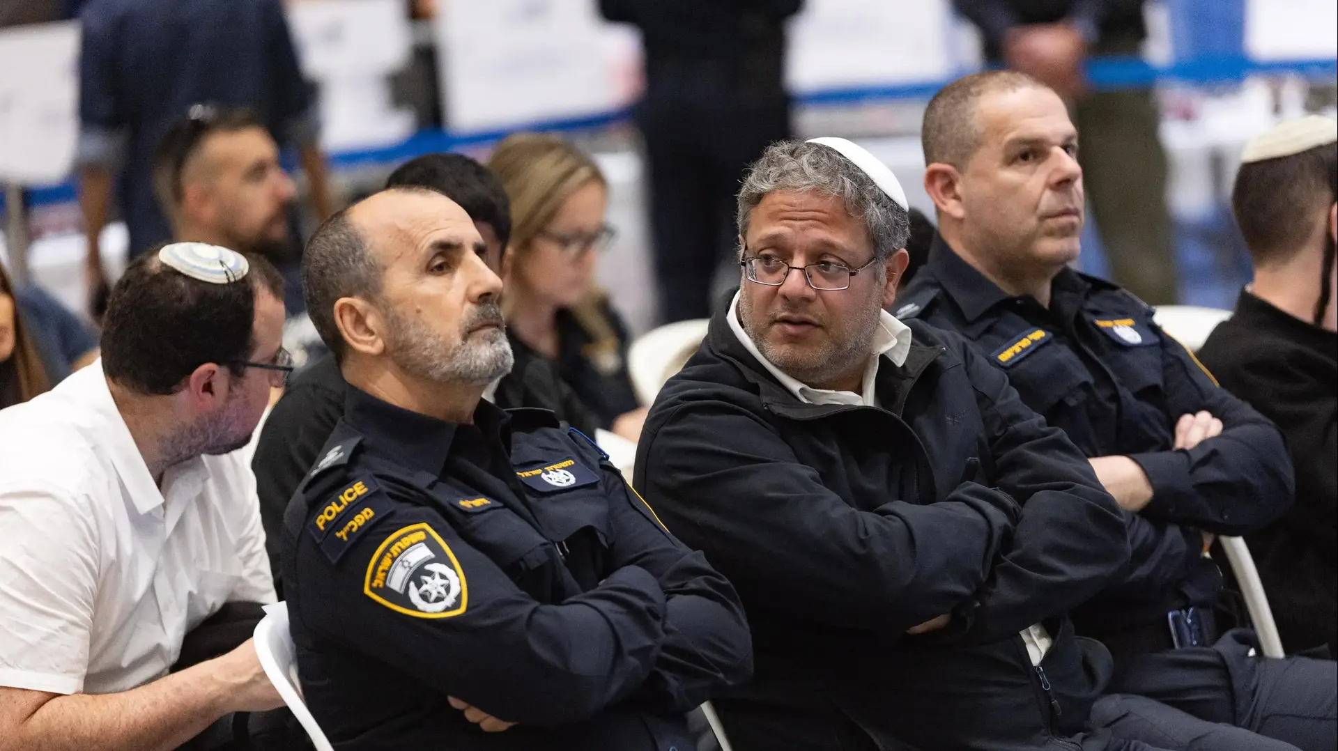 איתמר בן גביר,דני לוי מפכ"ל המשטרה,  תצוגת כלי נשק ואמצעי לחימה שנתפסו ע"י המשטרה במבצע "בלימת חרום", בית שמש