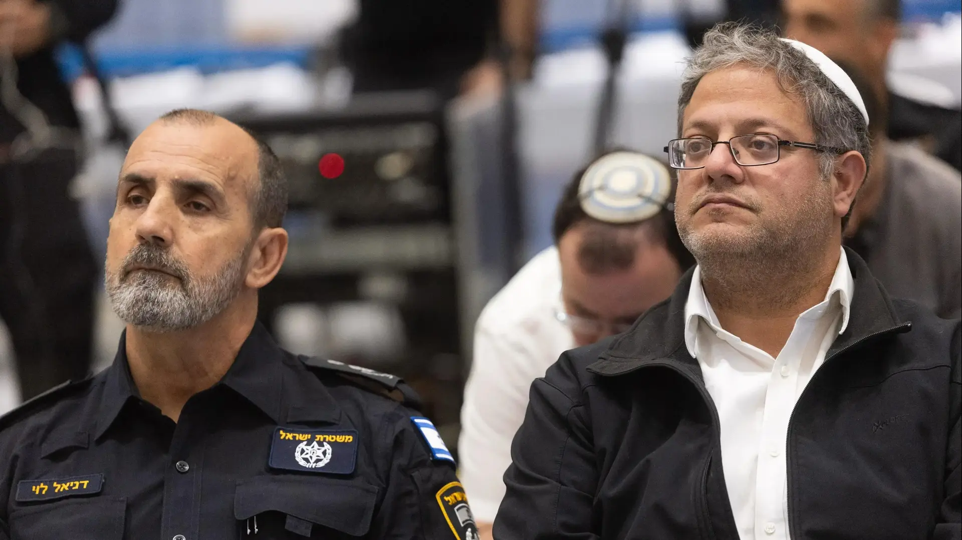 איתמר בן גביר,דני לוי מפכ"ל המשטרה,  תצוגת כלי נשק ואמצעי לחימה שנתפסו ע"י המשטרה במבצע "בלימת חרום", בית שמש