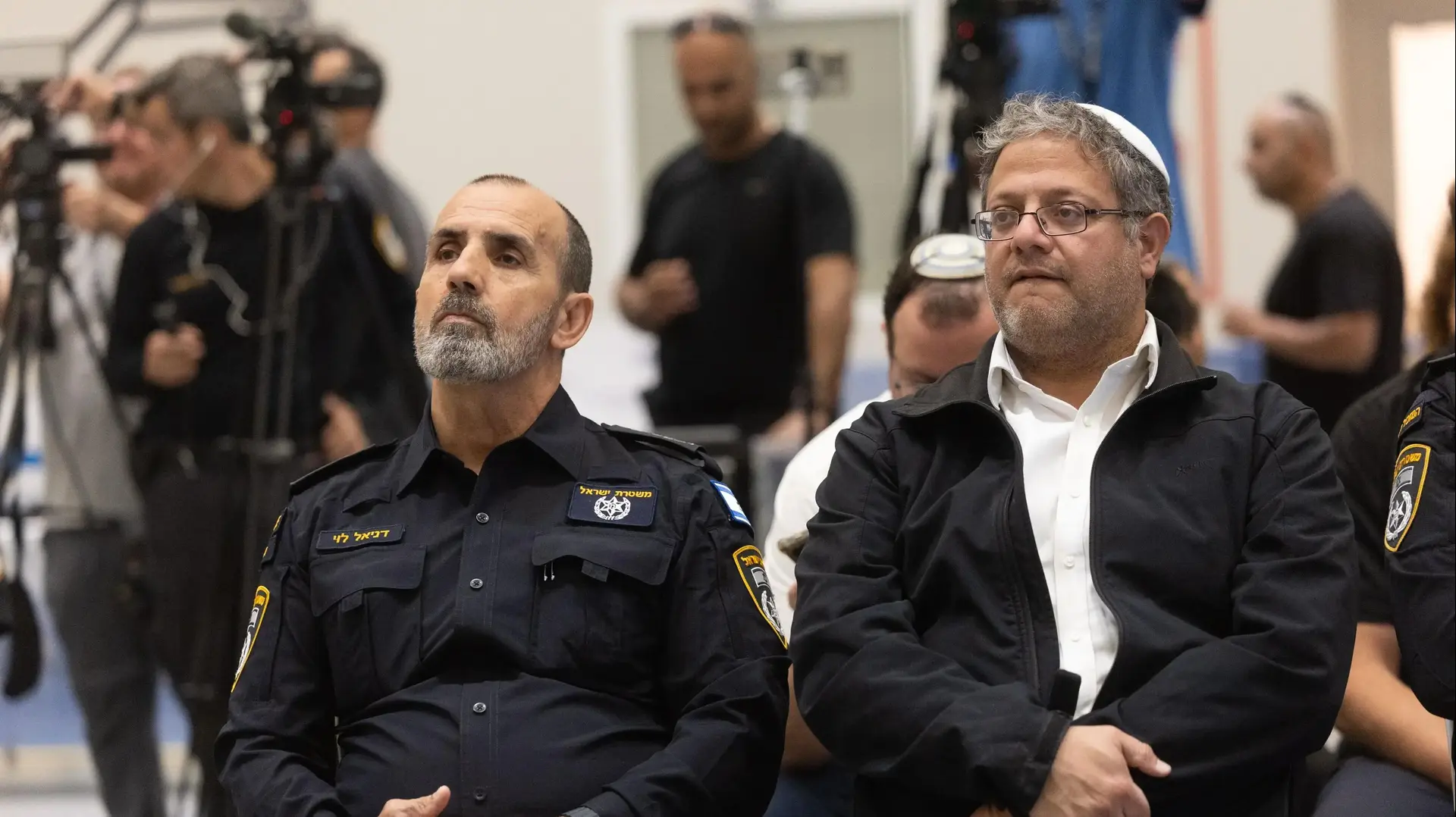 איתמר בן גביר,דני לוי מפכ"ל המשטרה, תצוגת כלי נשק ואמצעי לחימה שנתפסו ע"י משטרת ישראל במבצע "בלימת חרום", מרלו״ג משטרת ישראל בבית שמש איתמר בן גביר,דני לוי מפכ"ל המשטרה, תצוגת כלי נשק ואמצעי לחימה שנתפסו ע"י משטרת ישראל במבצע "בלימת חרום", מרלו״ג משטרת ישראל בבית שמש