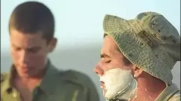 חייל נחל בתגלחת בוקר חייל נחל בתגלחת בוקר