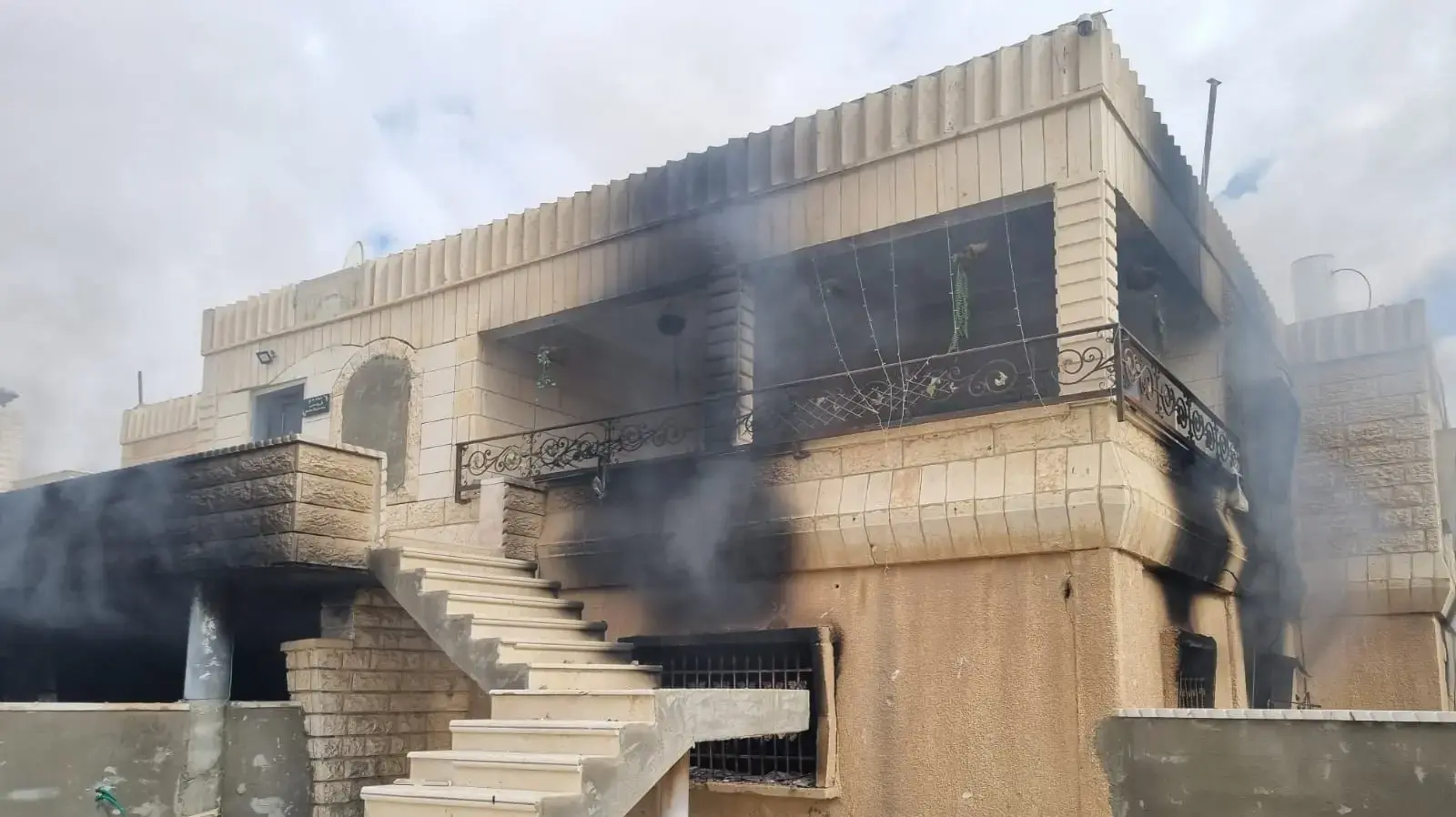 בתים בוערים, כבלי חשמל על הרצפה ומכוניות שרופות, ערערה בנגב, 10 באפריל 2025 בתים בוערים, כבלי חשמל על הרצפה ומכוניות שרופות, ערערה בנגב, 10 באפריל 2025