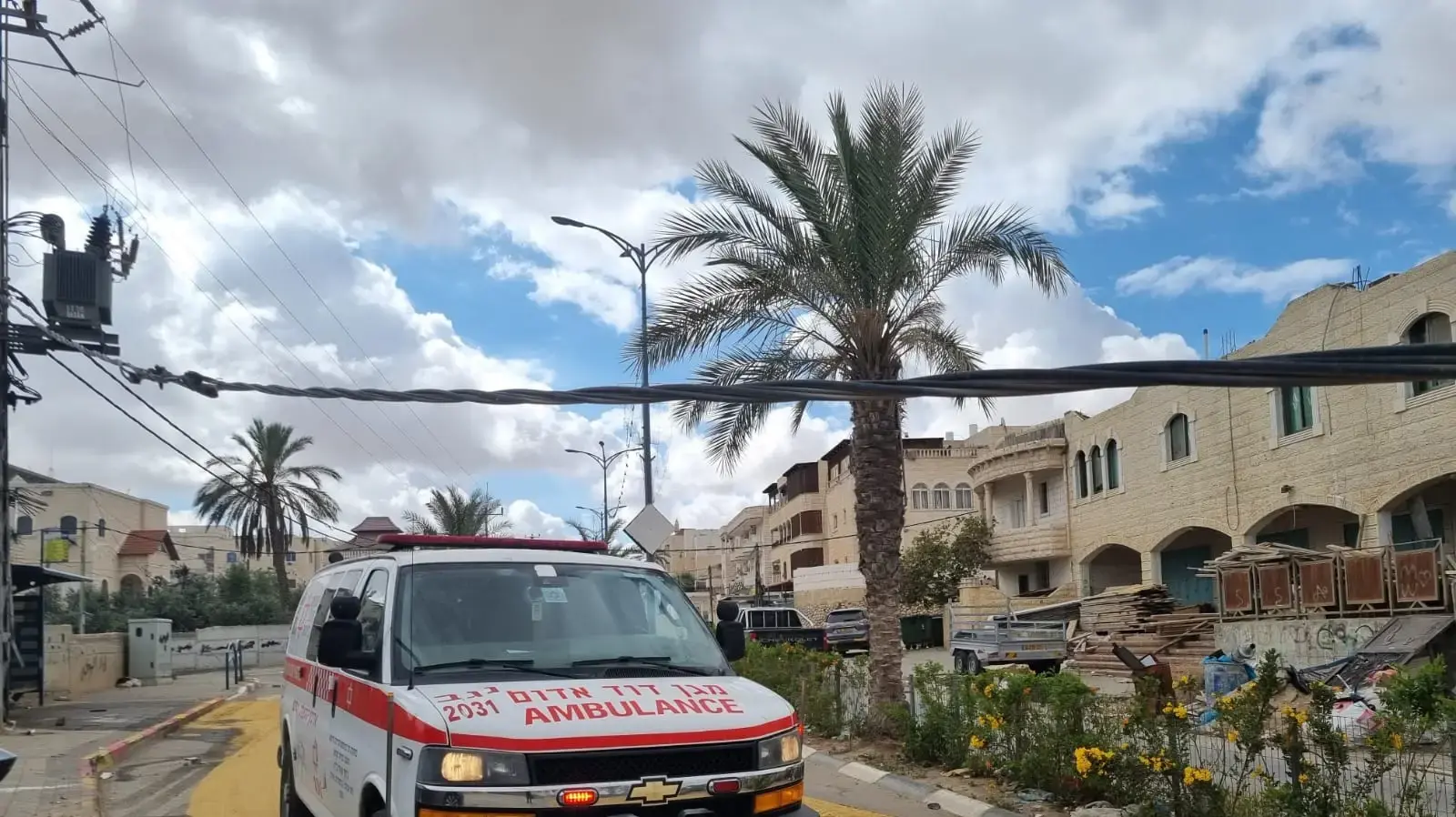בתים בוערים, כבלי חשמל על הרצפה ומכוניות שרופות, ערערה בנגב, 10 באפריל 2025 בתים בוערים, כבלי חשמל על הרצפה ומכוניות שרופות, ערערה בנגב, 10 באפריל 2025